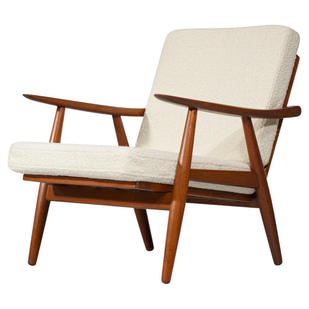 Scandinavian armchair by the Danish designer Hans Wegner published by Getama, model GE140. Solid teak structure with characteristic Scandinavian design lines from the 50's, seat and backrest covers refurbished in wool. Excellent vintage condition