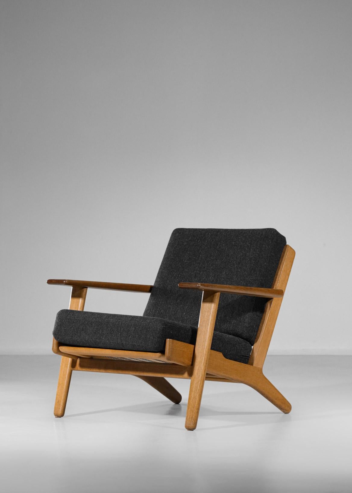 Scandinavian armchair GE 290 by the famous designer Hans Werner from 1953 published by GETAMA. Solid oak frame with sloping legs and a backrest that slopes slightly backwards for perfect seating. Original cushions reupholstered. Excellent vintage