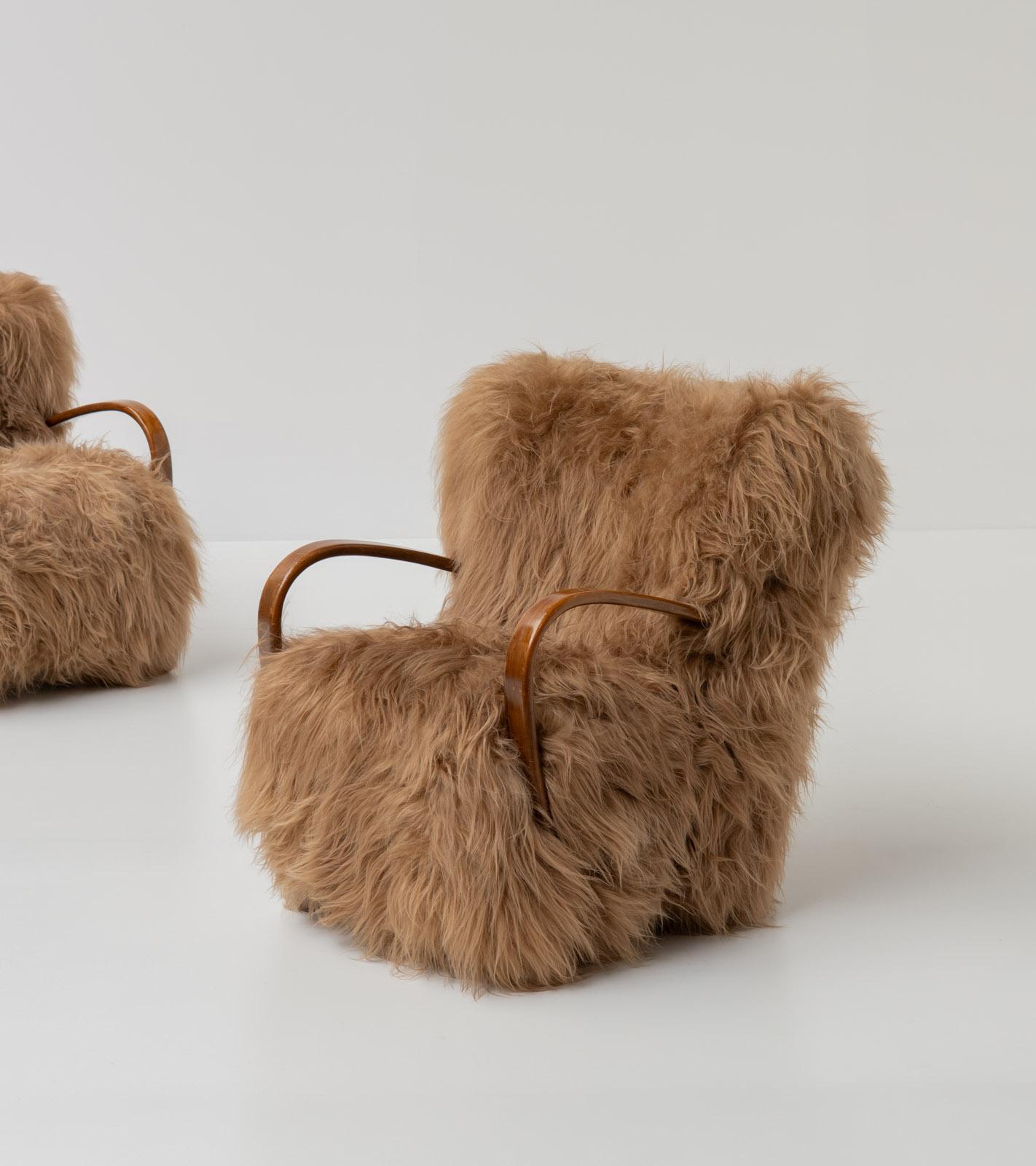 Impresionantes sillones escandinavos, fabricados en el siglo XX, años 50, piel de cabra, piel de oveja, modernismo;

Esta silla es realmente llamativa, ya que combina una forma sencilla y discreta con la rica y lujosa textura de la piel de cabra de