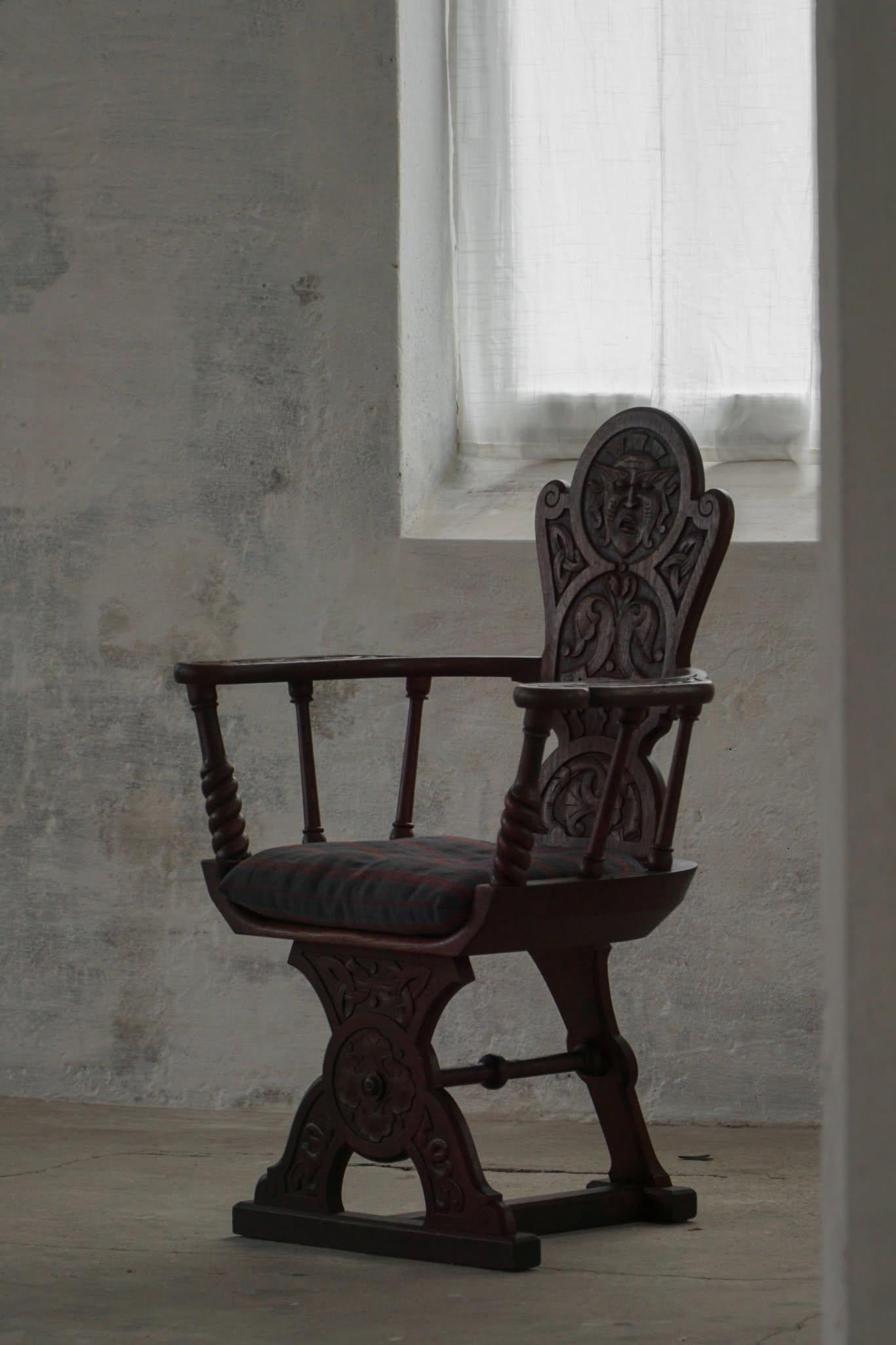 Fauteuil scandinave en Oak massif avec un coussin, Art populaire, début du 19e siècle en vente 4
