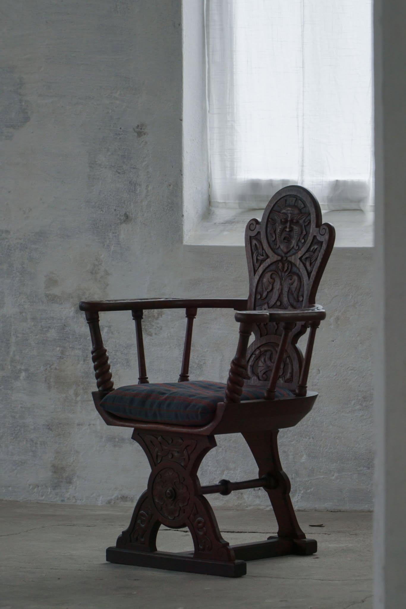 Rustique Fauteuil scandinave en Oak massif avec un coussin, Art populaire, début du 19e siècle en vente