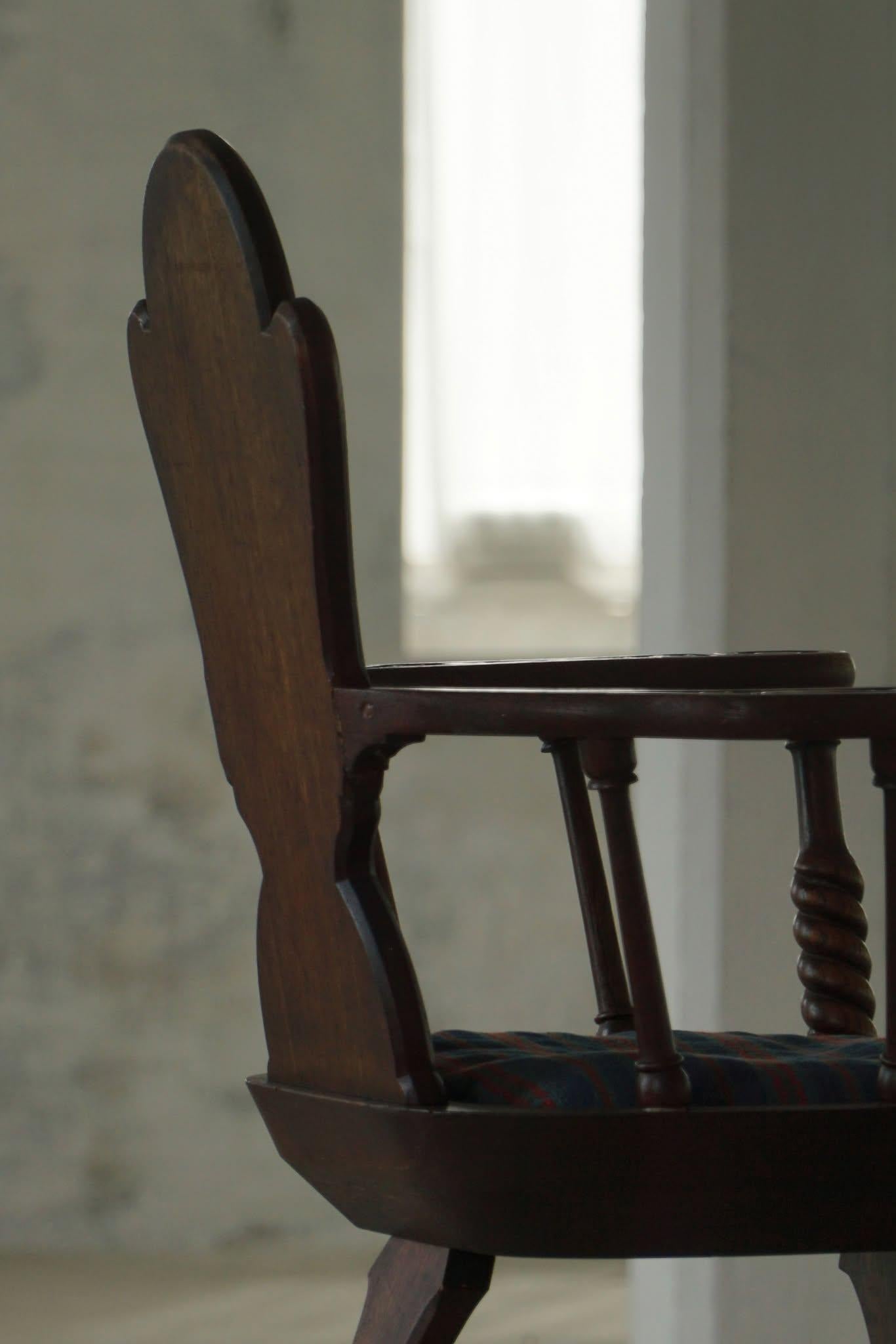 Tissu Fauteuil scandinave en Oak massif avec un coussin, Art populaire, début du 19e siècle en vente