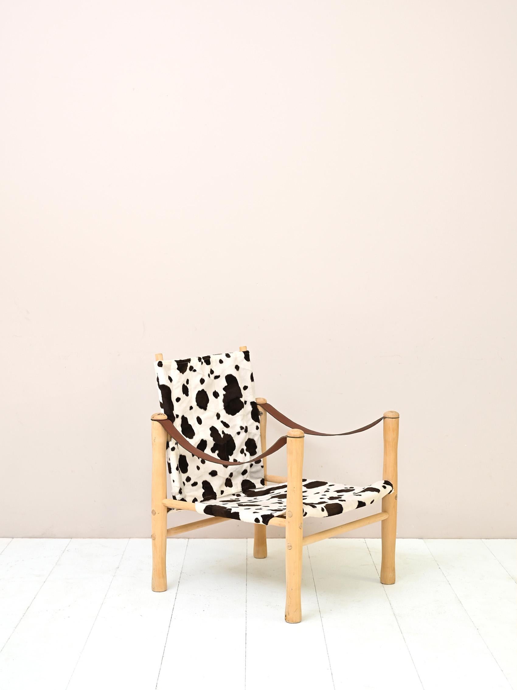 Vintage-Sessel aus Holz und gesprenkeltem Stoff, hergestellt von der Firma Nordiska Kompaniet.
Besonderer Sitz mit beweglicher Rückenlehne. Ein originelles und modernes Design, das in der Lage ist, die
Charakter für jede Umgebung.

Das Gestell