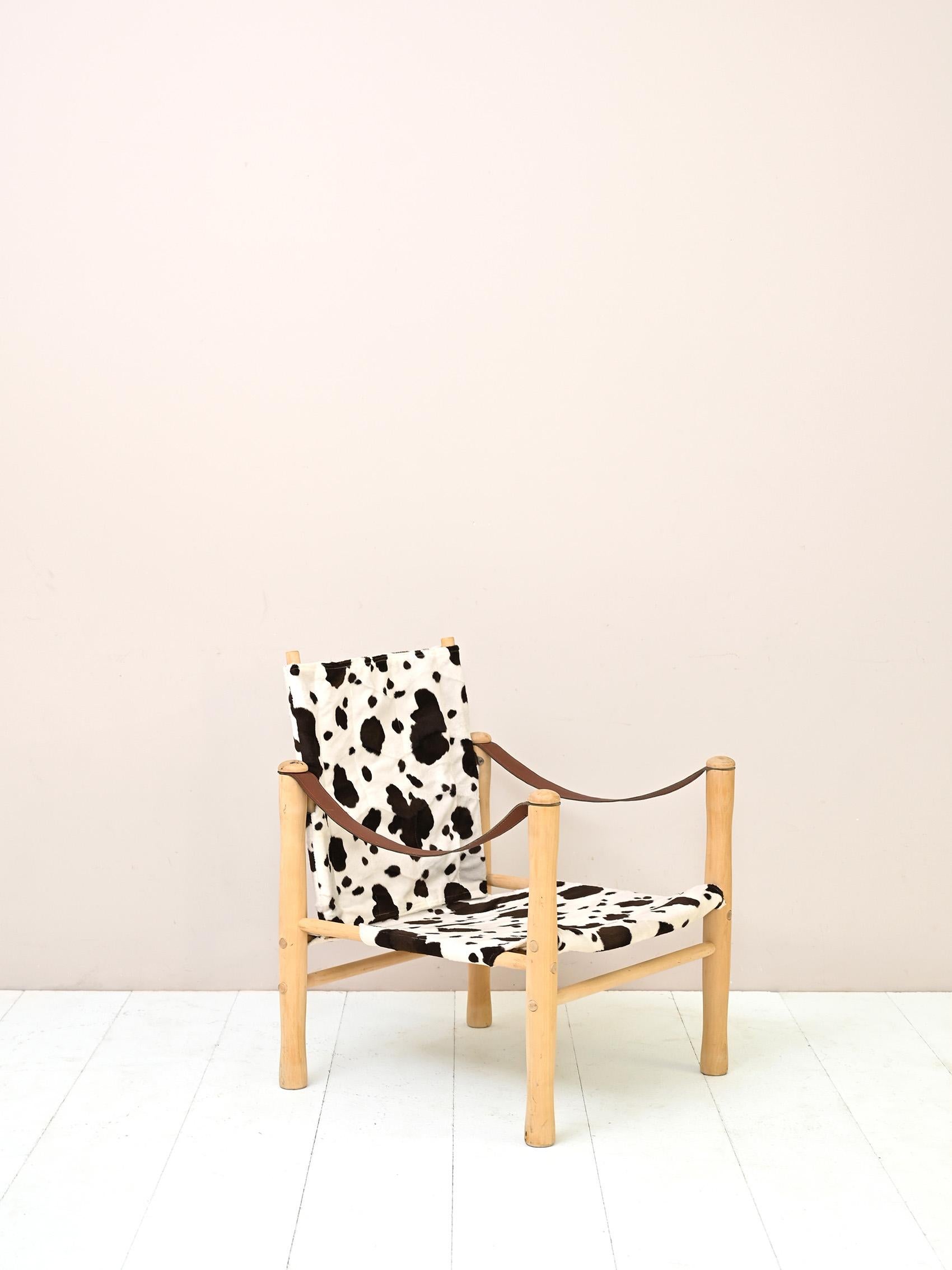 Fauteuil vintage en bois et tissu moucheté produit par la société Nordiska Kompaniet.
Siège particulier avec dossier mobile. Une pièce au design original et moderne, capable d'apporter
caractère à tout environnement.

Le cadre est en bois,