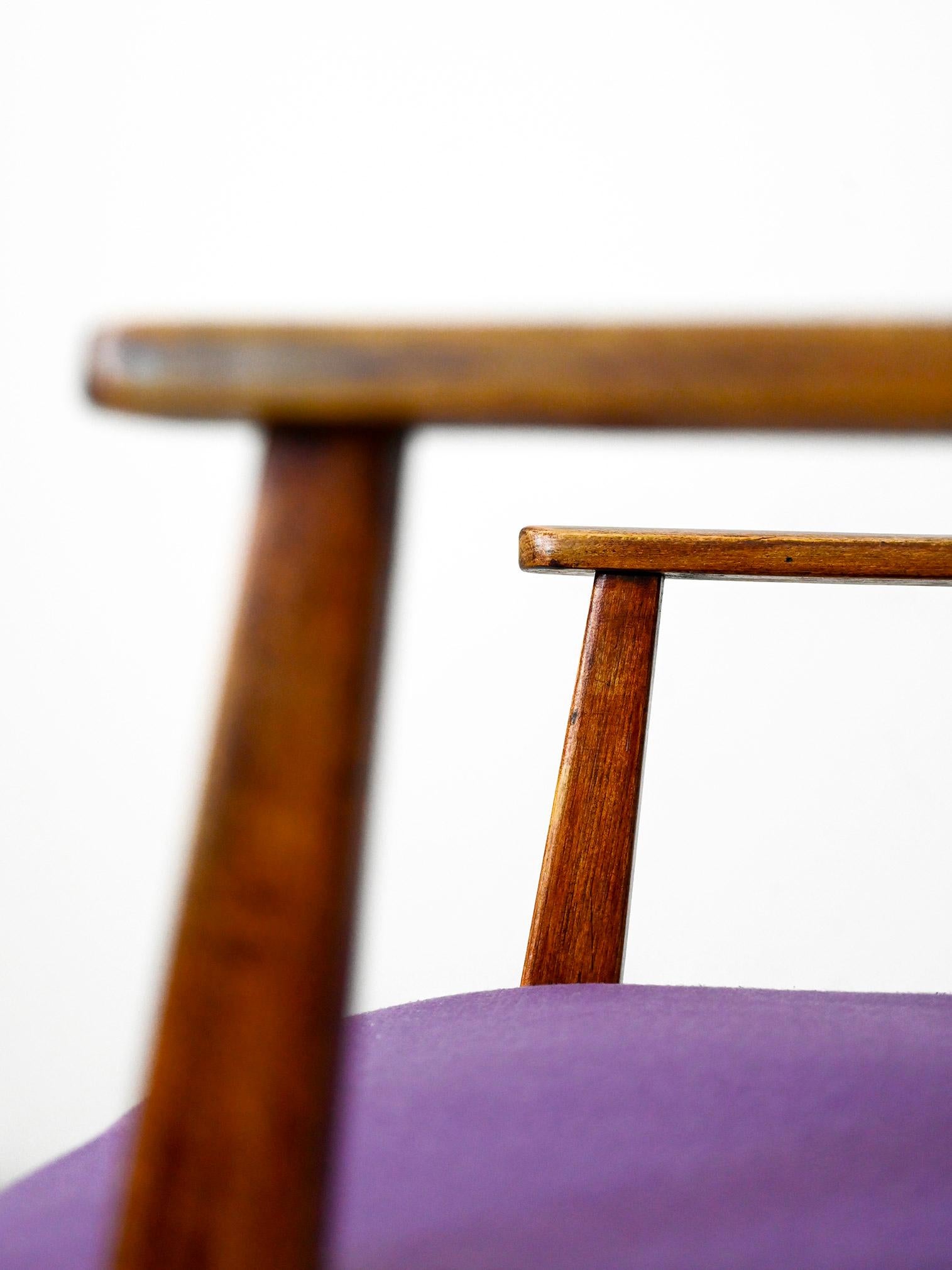Skandinavischer Sessel mit lila Stoff im Angebot 9