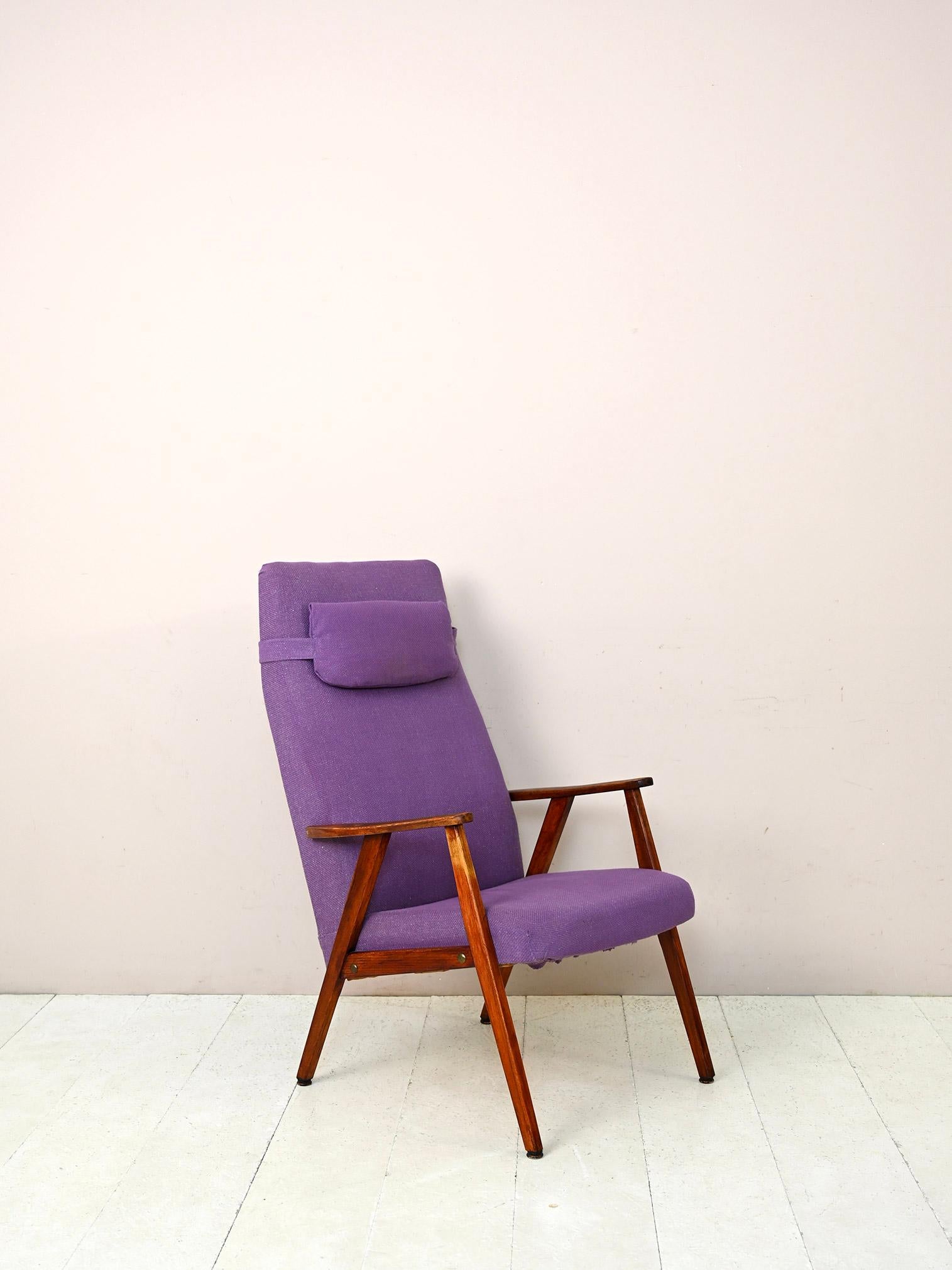 Original Vintage-Sessel aus den 1960er Jahren.

Ein modernes Möbelstück mit Holzgestell und gepolstertem Sitz, der mit lila Stoff bezogen ist. Außerdem gibt es ein bequemes Kopfkissen, das bei Bedarf abgenommen werden kann.
Dank der einfachen Linien
