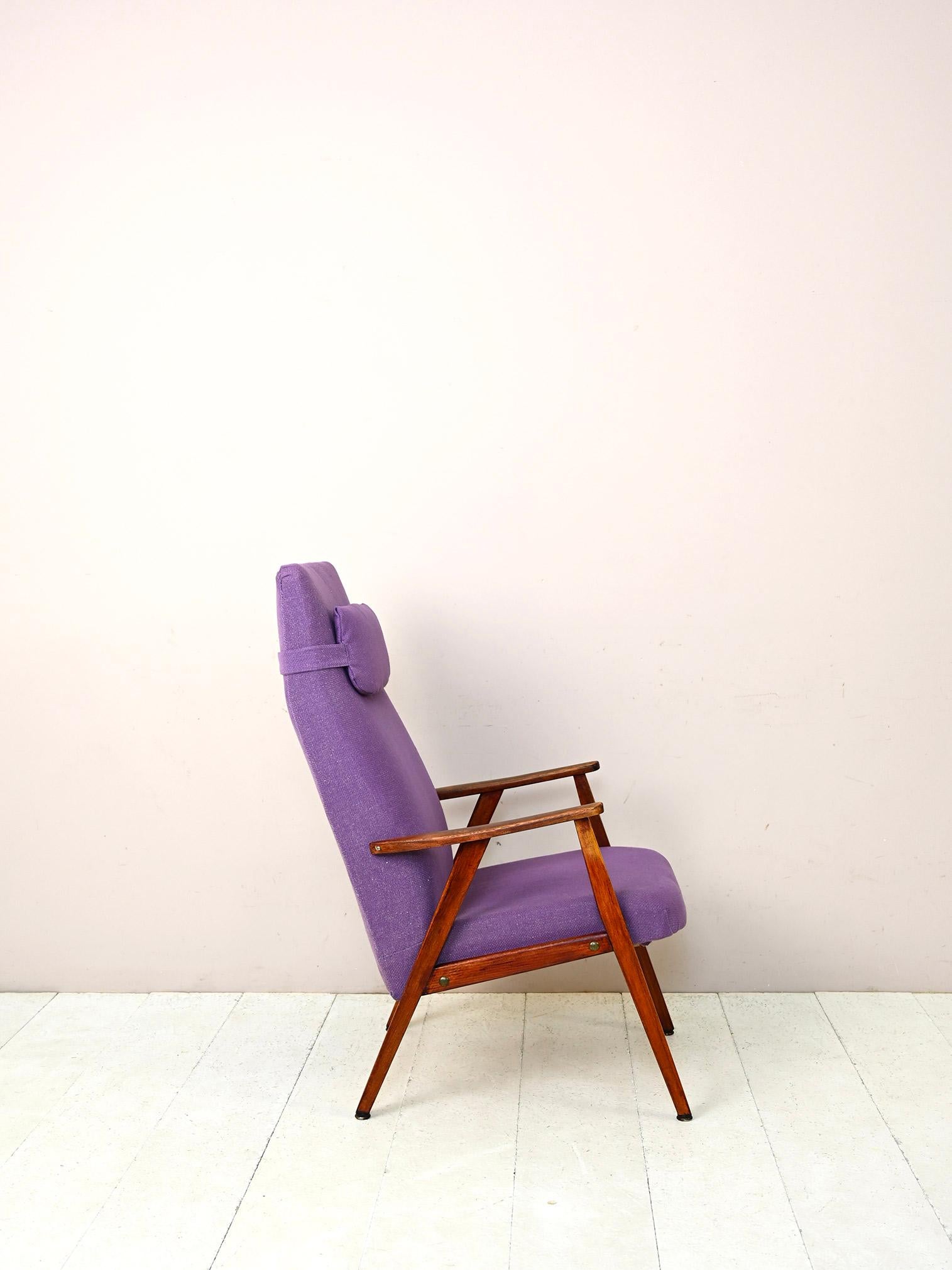 Skandinavischer Sessel mit lila Stoff (Skandinavische Moderne) im Angebot