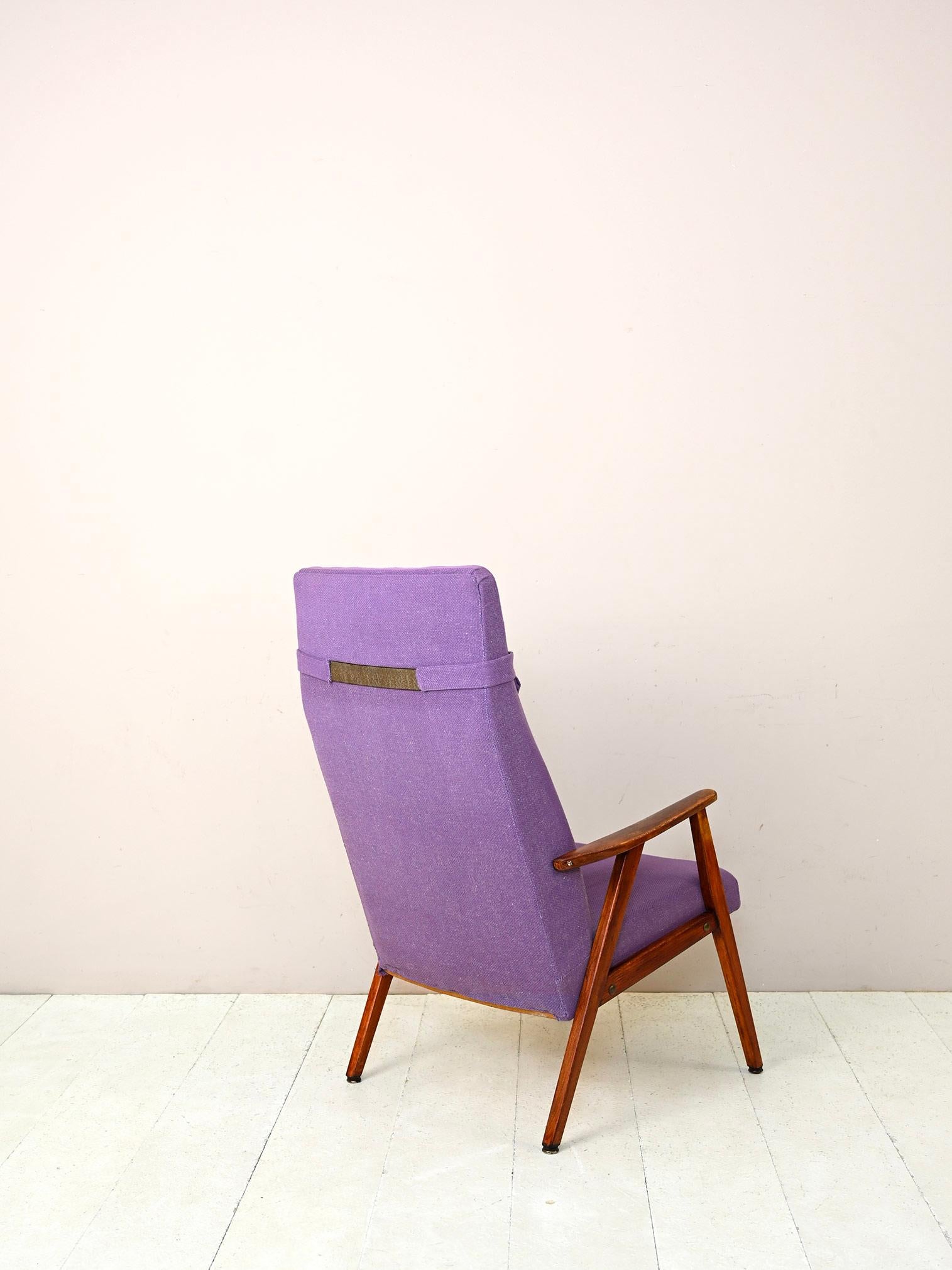 Scandinavian armchair with purple fabric In Good Condition For Sale In Brescia, IT