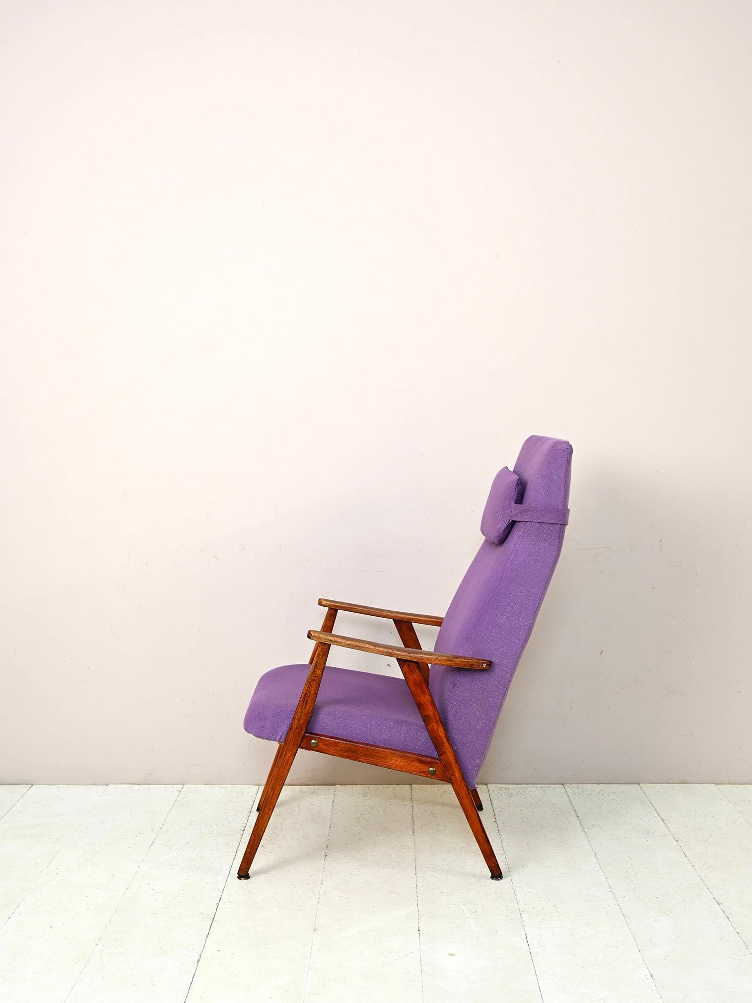 Skandinavischer Sessel mit lila Stoff (Mitte des 20. Jahrhunderts) im Angebot