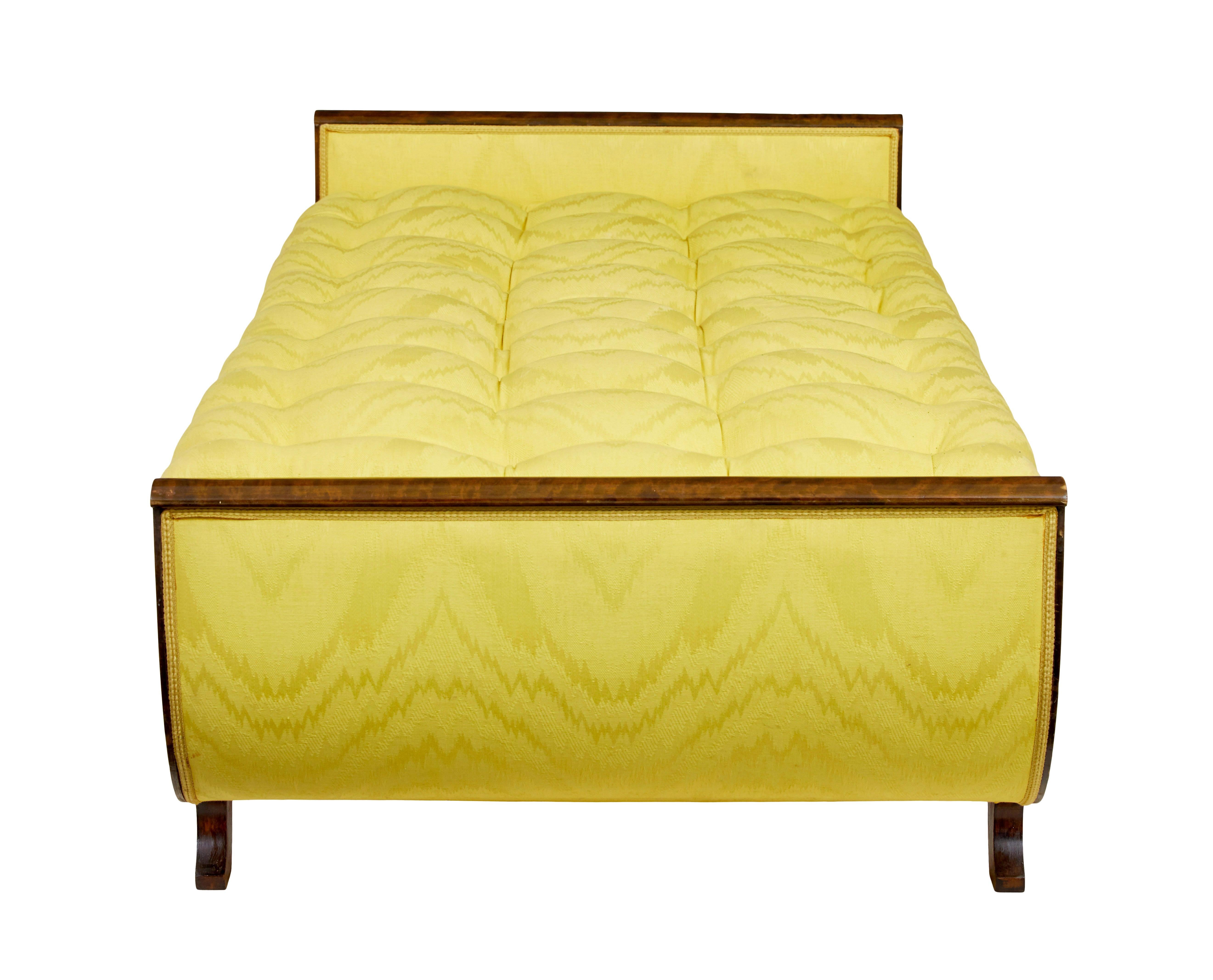Impiallacciato Chaise scandinava in betulla e kingwood in vendita
