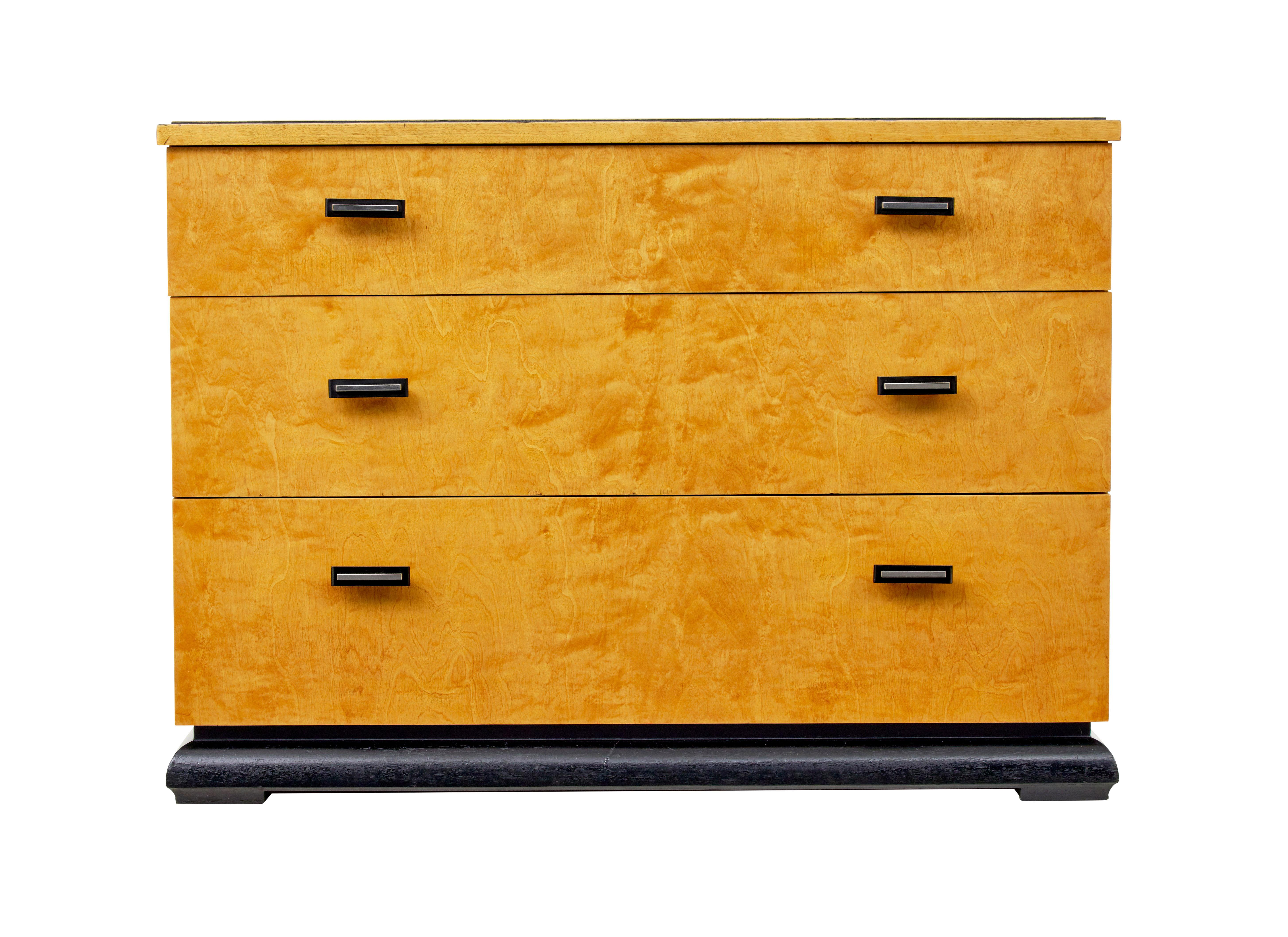 Cassettiera scandinava di ispirazione art déco del 1930 circa.

Cassettiera in betulla svedese in stile tardo art déco di buona qualità.  Piano superiore leggermente a vela con 3 cassetti graduati sottostanti, ciascuno dotato di una coppia di