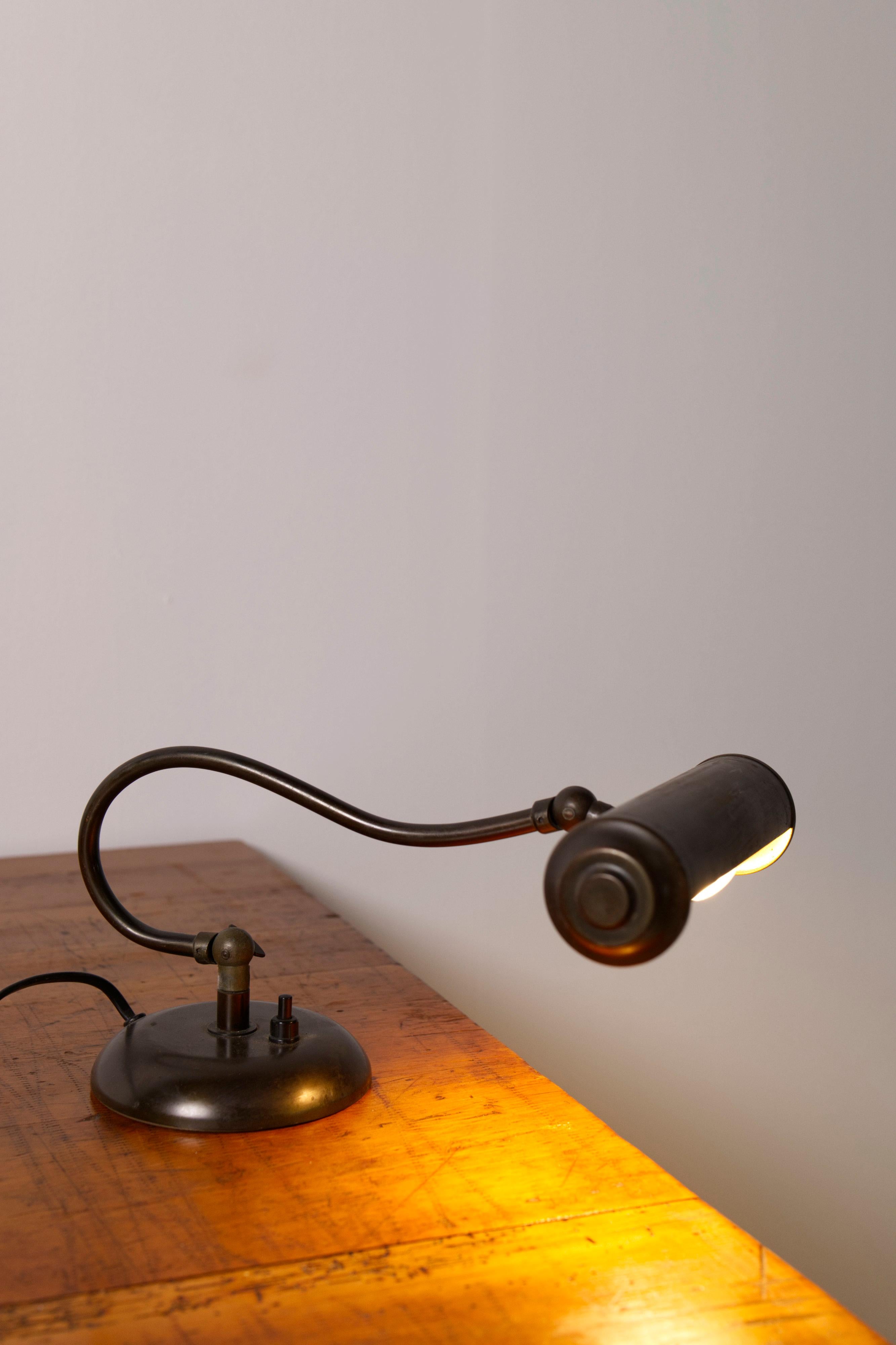 Skandinavische Art-Déco-Klavierlampe aus Messing, 1930er Jahre (Mitte des 20. Jahrhunderts) im Angebot