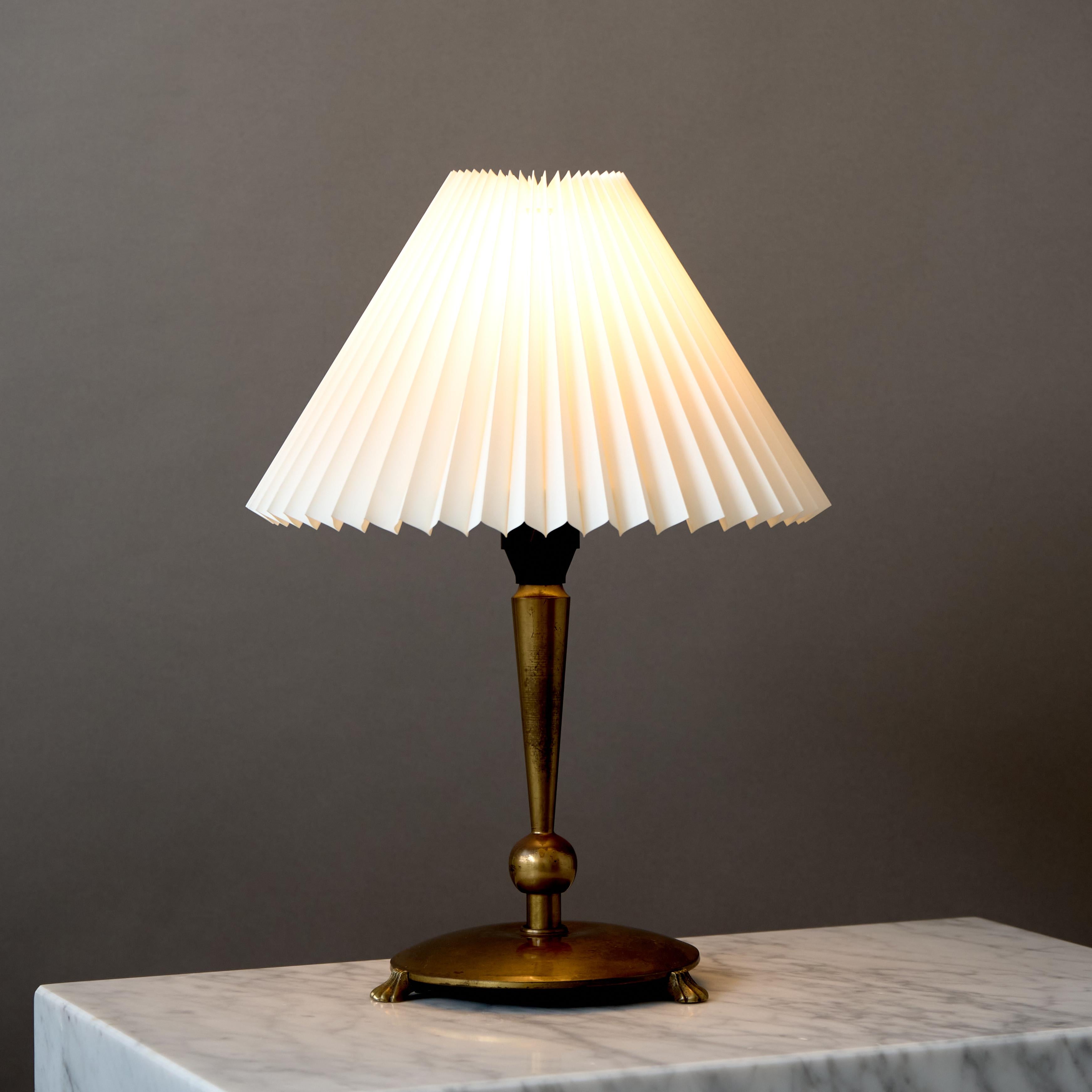 Lámpara de mesa Art Decó escandinava de latón, años 30. Escandinavo moderno en venta