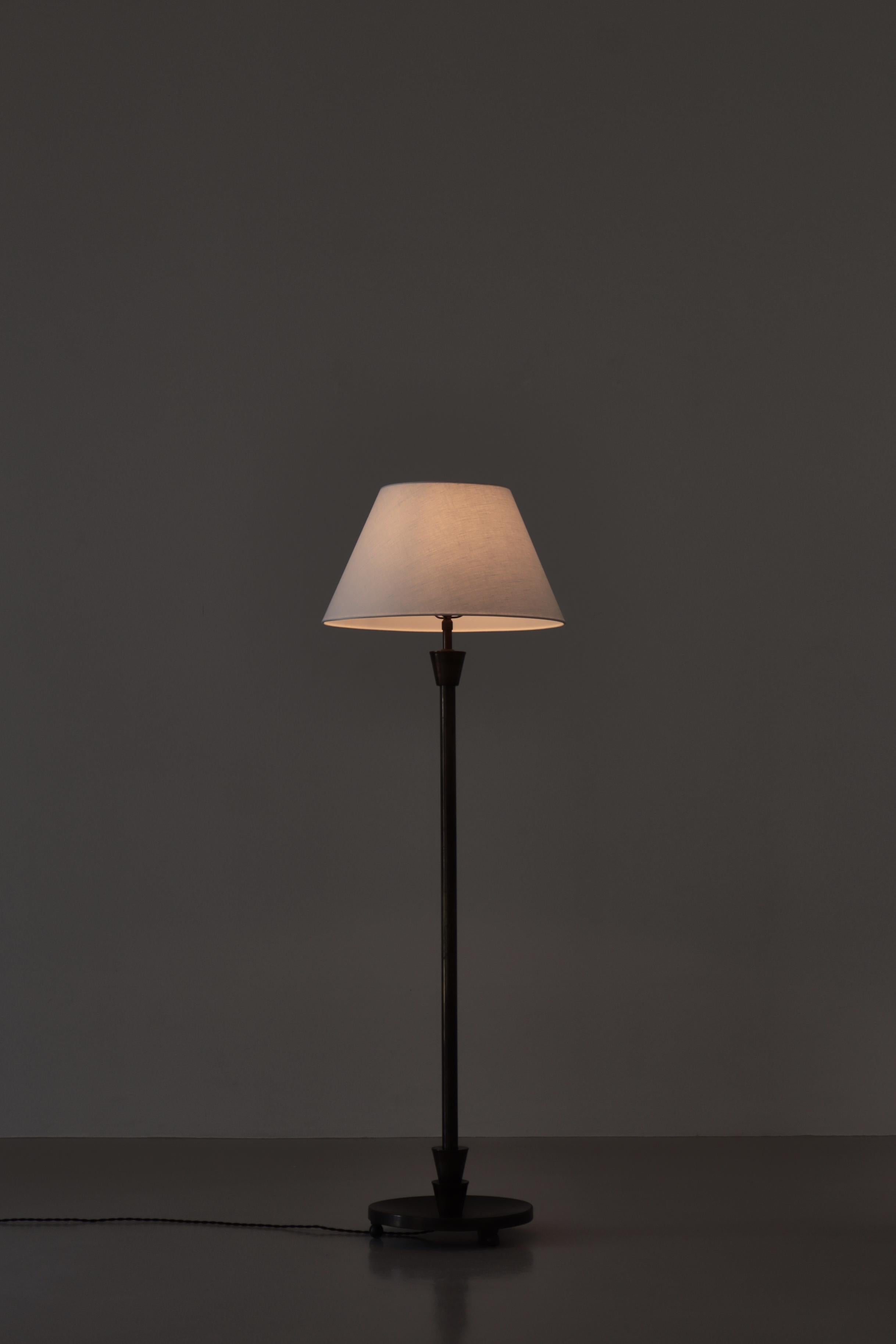 Milieu du XXe siècle Lampadaire scandinave Art déco en bronze, style Just Andersen, années 1930 en vente