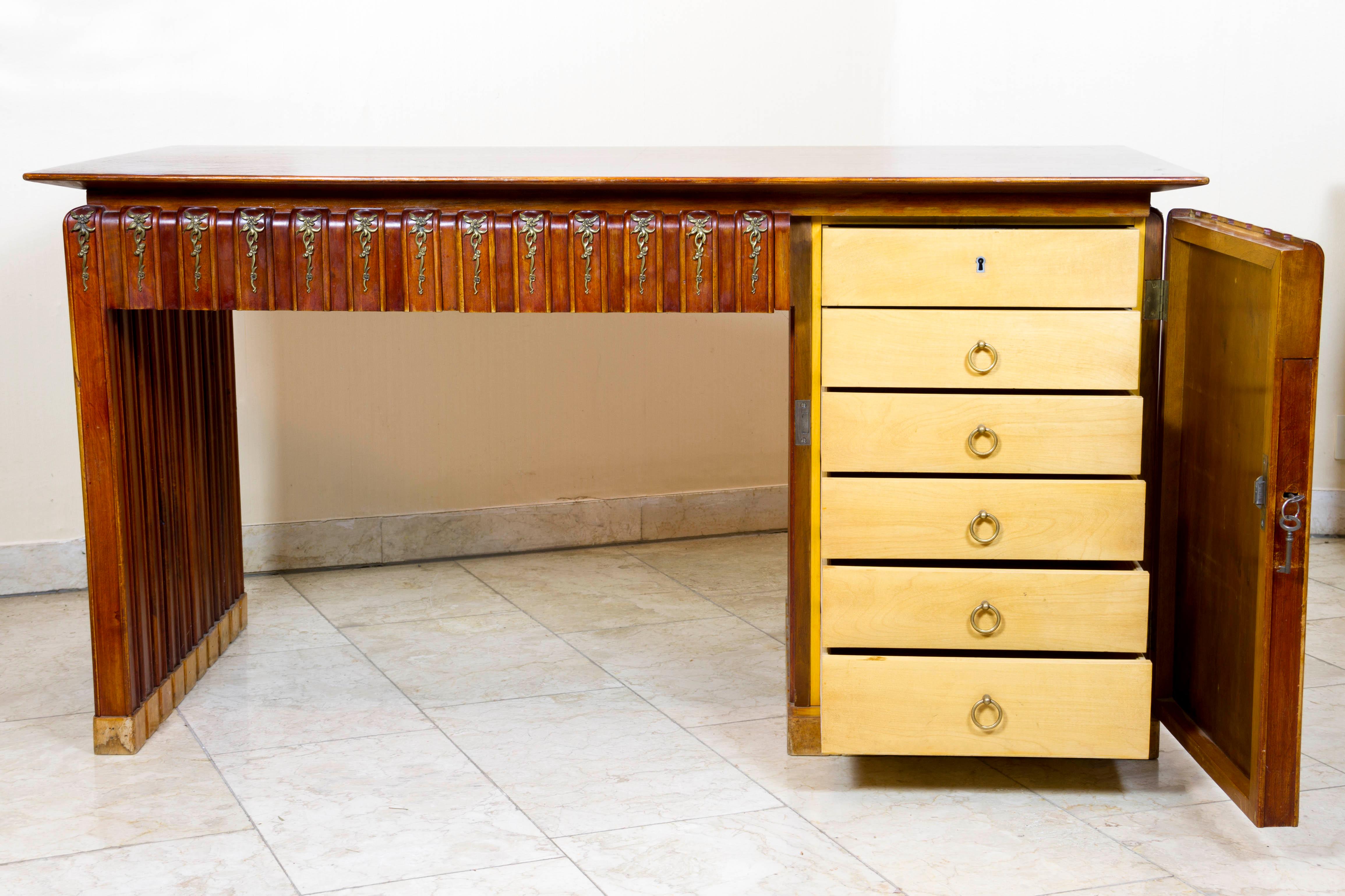 A Scandinavian Art Déco desk, Mahogany and Satinwood, bronze ornaments, freestanding

Attributed to Sigvard Bernadotte, Stockholm 1930s.
  