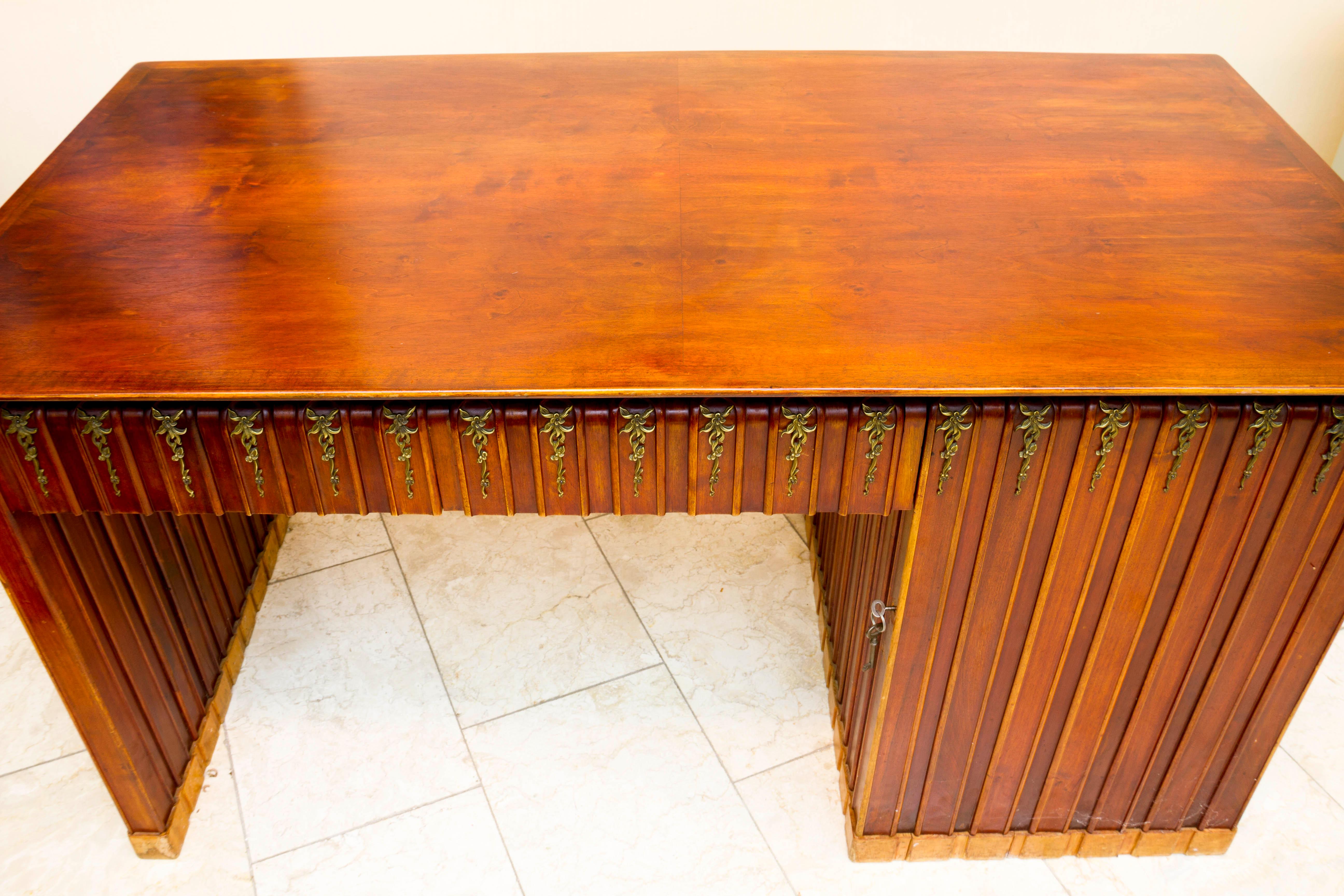 Skandinavischer Art-Déco-Schreibtisch aus Mahagoni und Seidenholz, freistehender Tisch (Art déco) im Angebot