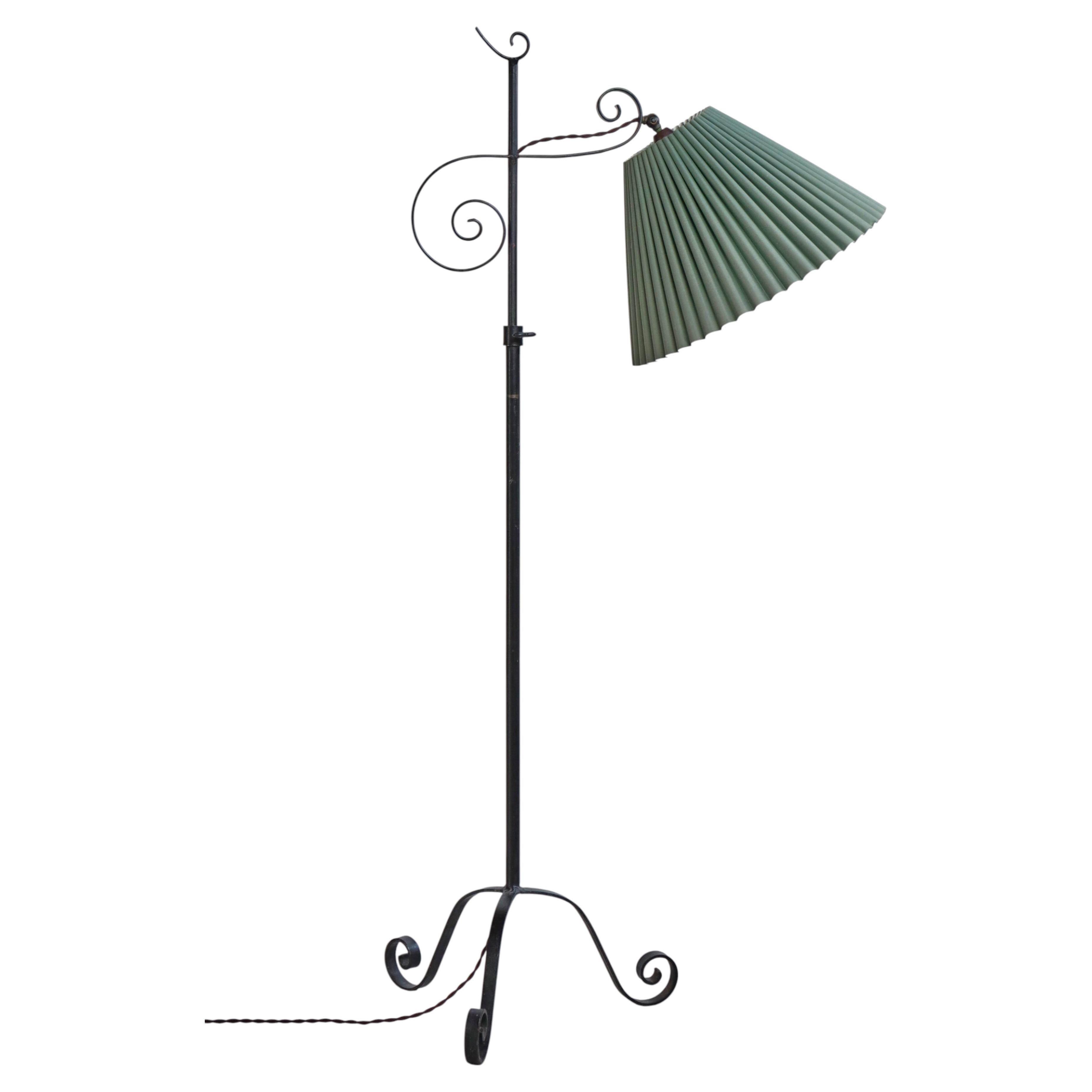 Lampadaire Art déco scandinave en fer forgé avec abat-jour plissé, années 1930