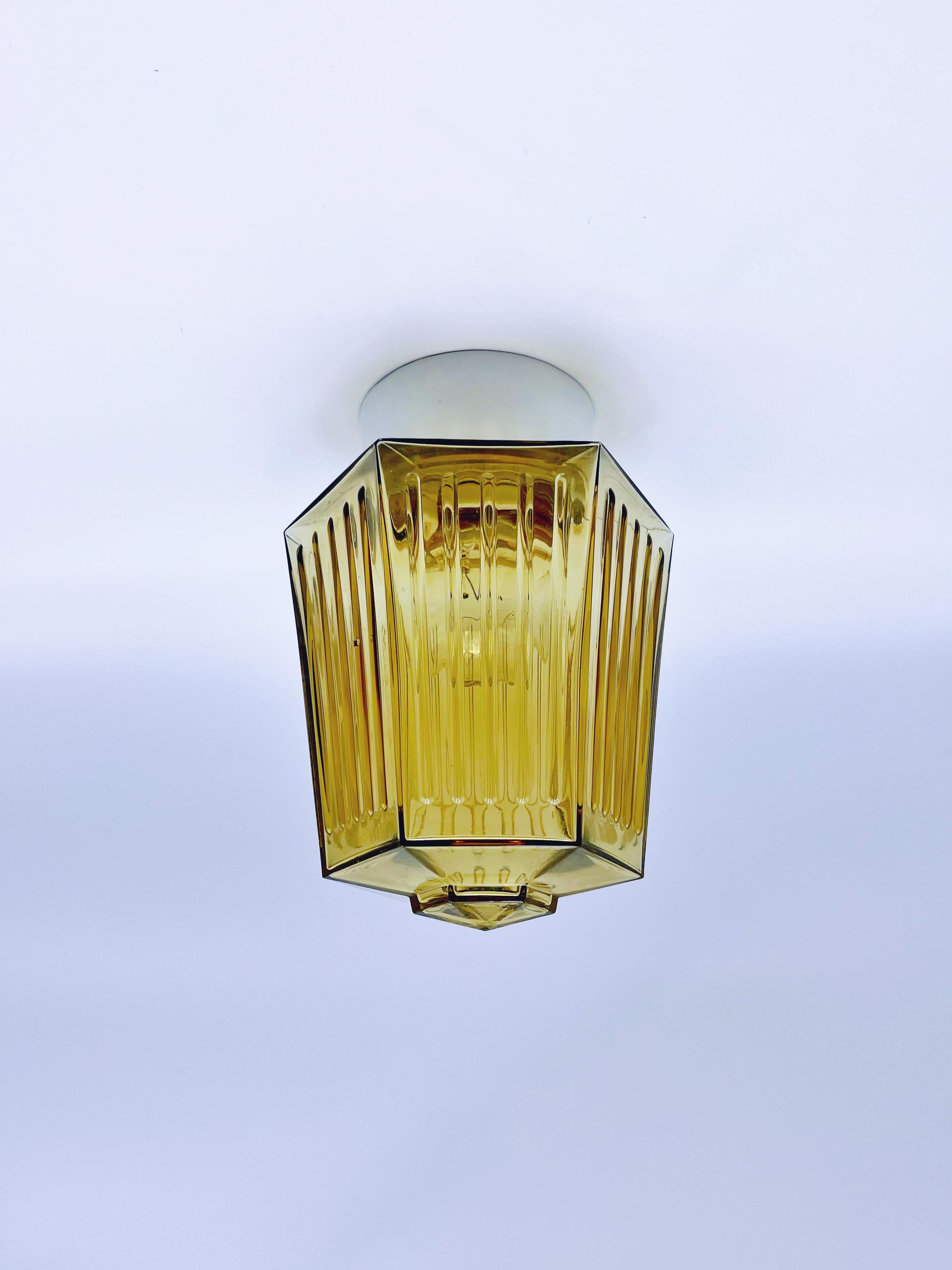 **Splendida lampada da soffitto in stile Art Déco, 1930-1950 circa - The Modern Scandinavian Design**  

Eleva il tuo spazio con questa squisita lampada da soffitto di ispirazione Art Déco, una vera e propria testimonianza del design The Modern