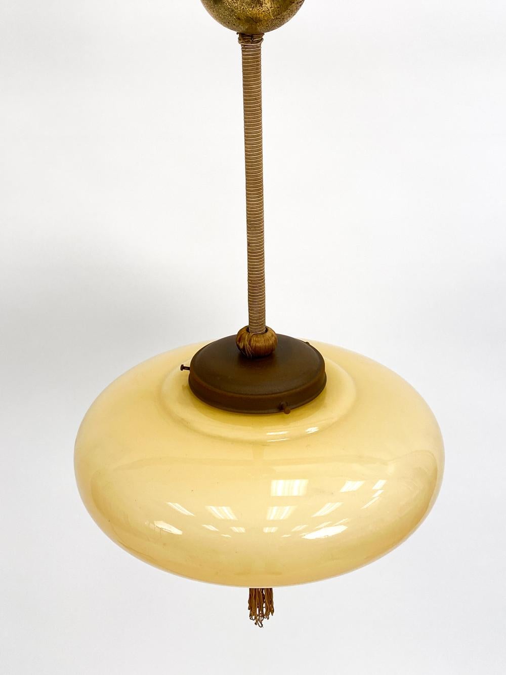 Scandinavian Art Deco Glass Ceiling Lamp, Circa 1930s Escandinavo en venta
