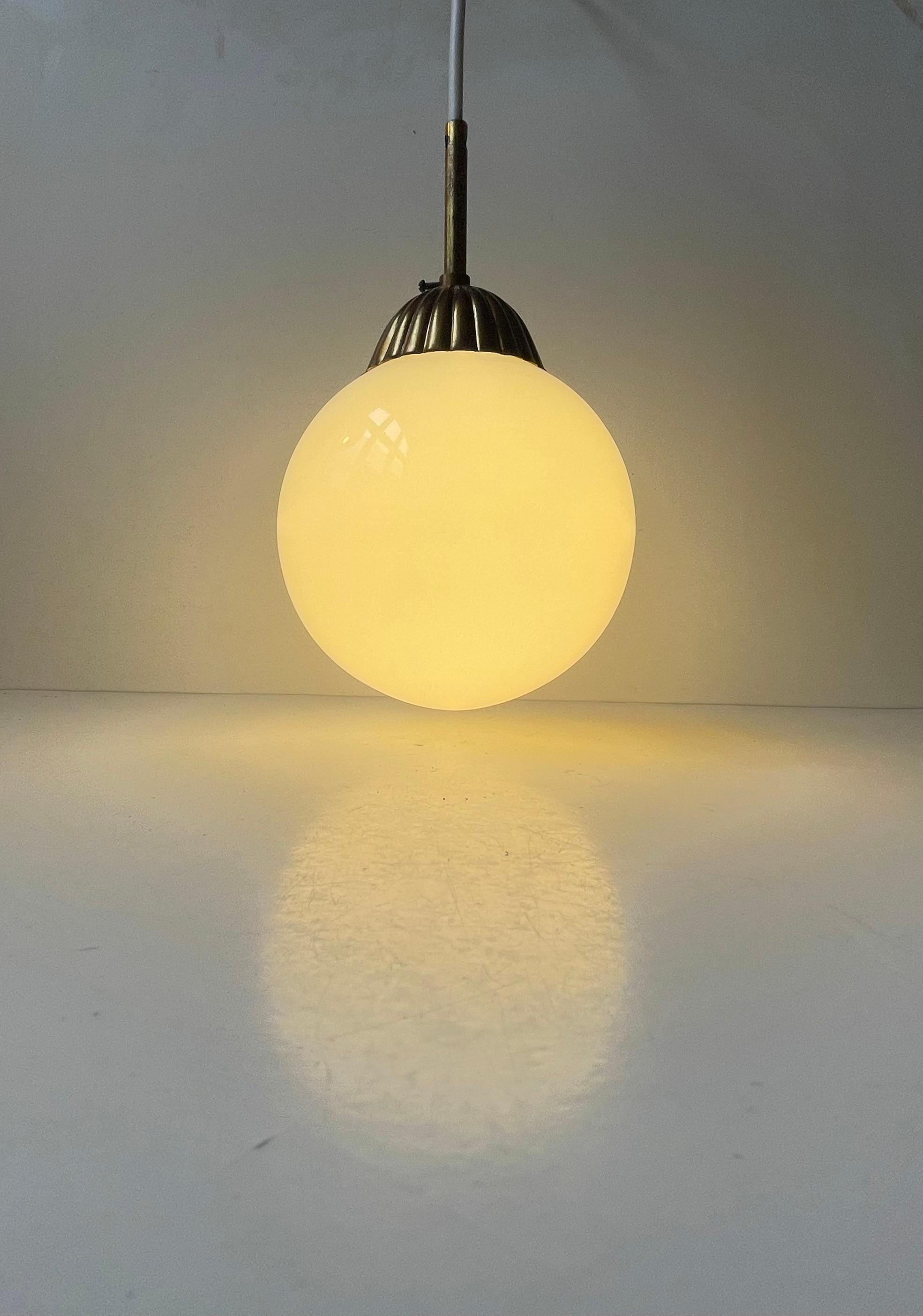 Art Déco Lampada a sospensione scandinava Art Deco Globe in vetro opalino bianco e ottone in vendita