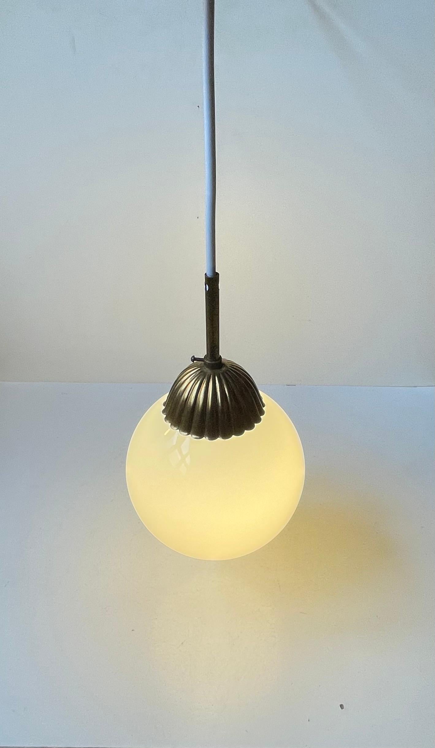 Scandinavo Lampada a sospensione scandinava Art Deco Globe in vetro opalino bianco e ottone in vendita