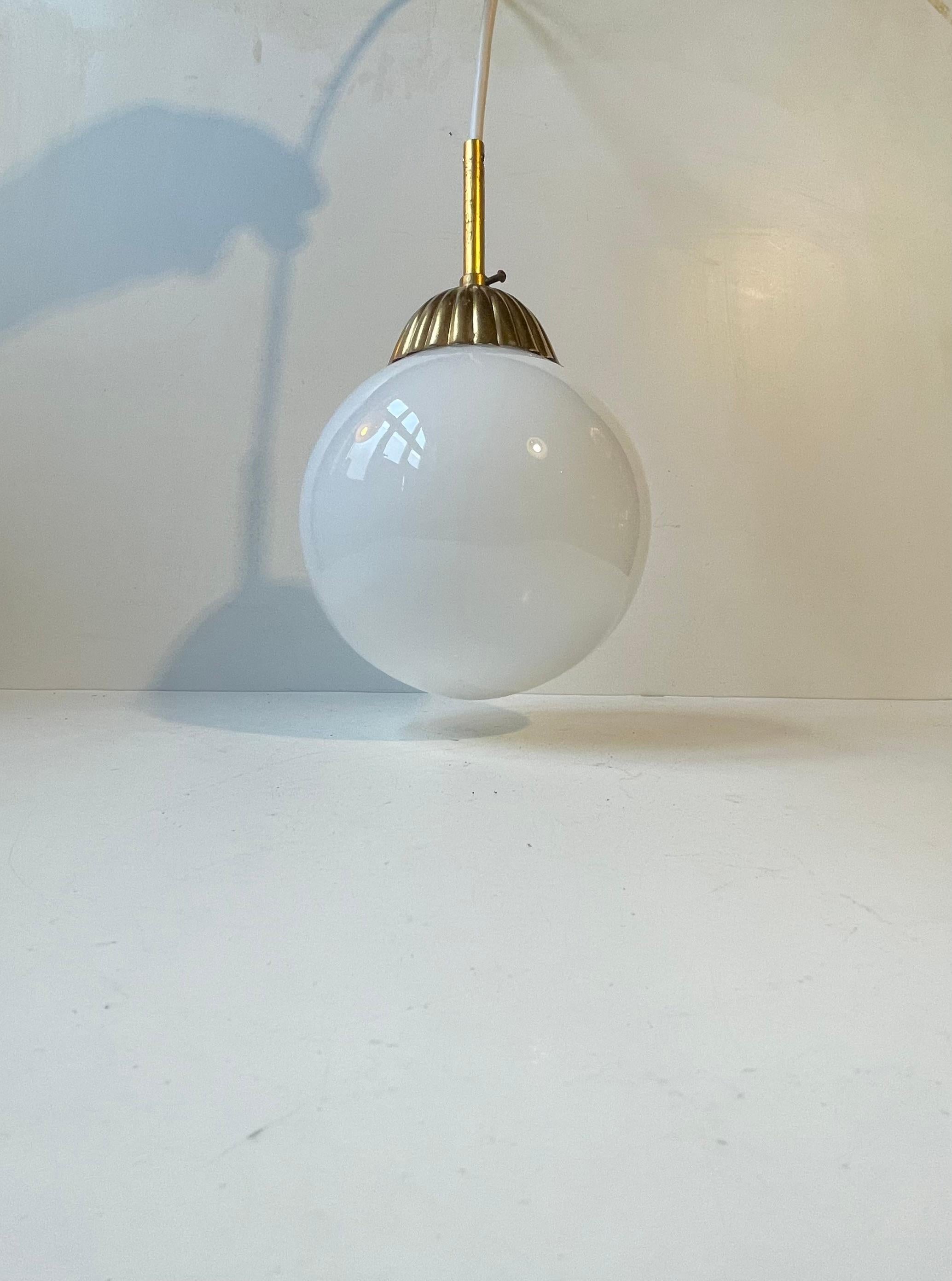 Lampada a sospensione scandinava Art Deco Globe in vetro opalino bianco e ottone In condizioni buone in vendita a Esbjerg, DK