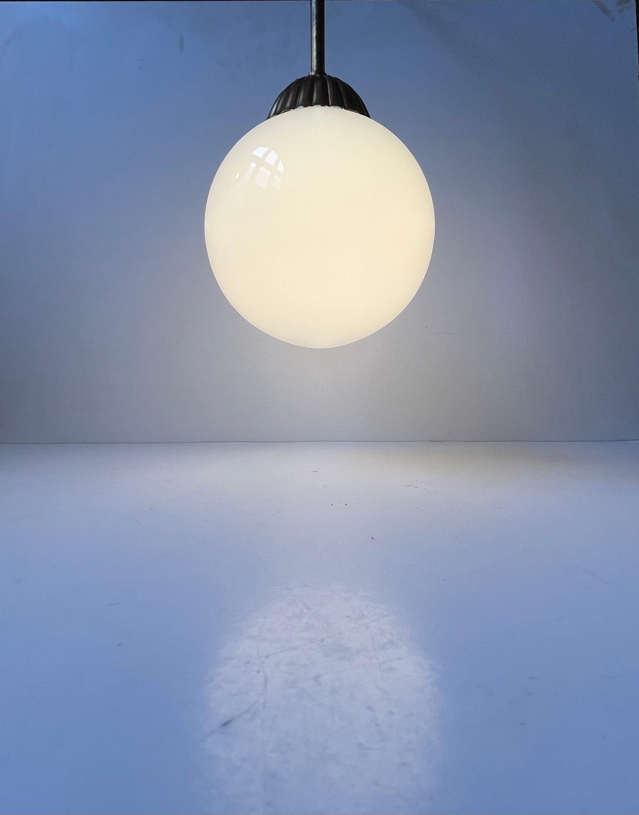 XX secolo Lampada a sospensione scandinava Art Deco Globe in vetro opalino bianco e ottone in vendita