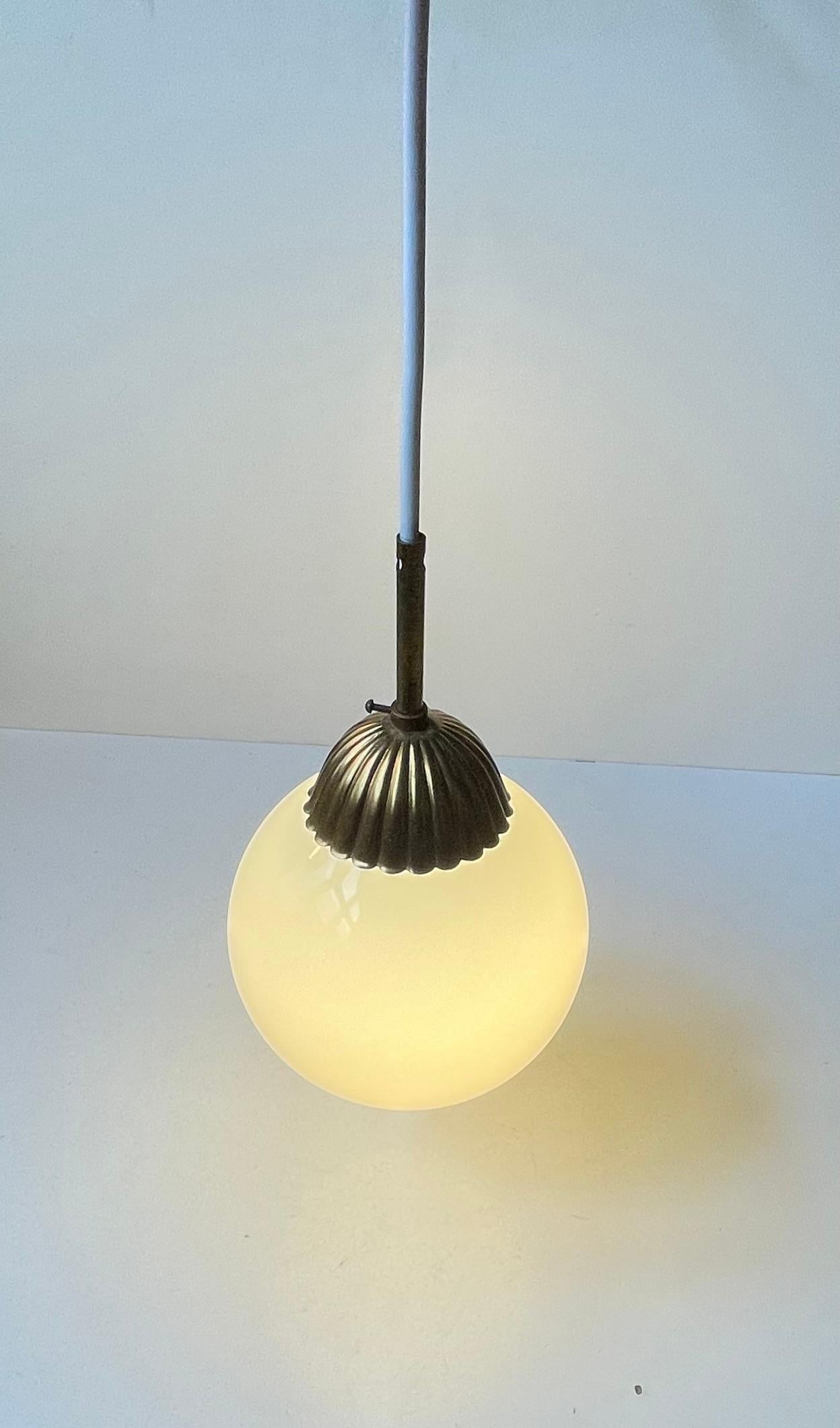 Ottone Lampada a sospensione scandinava Art Deco Globe in vetro opalino bianco e ottone in vendita