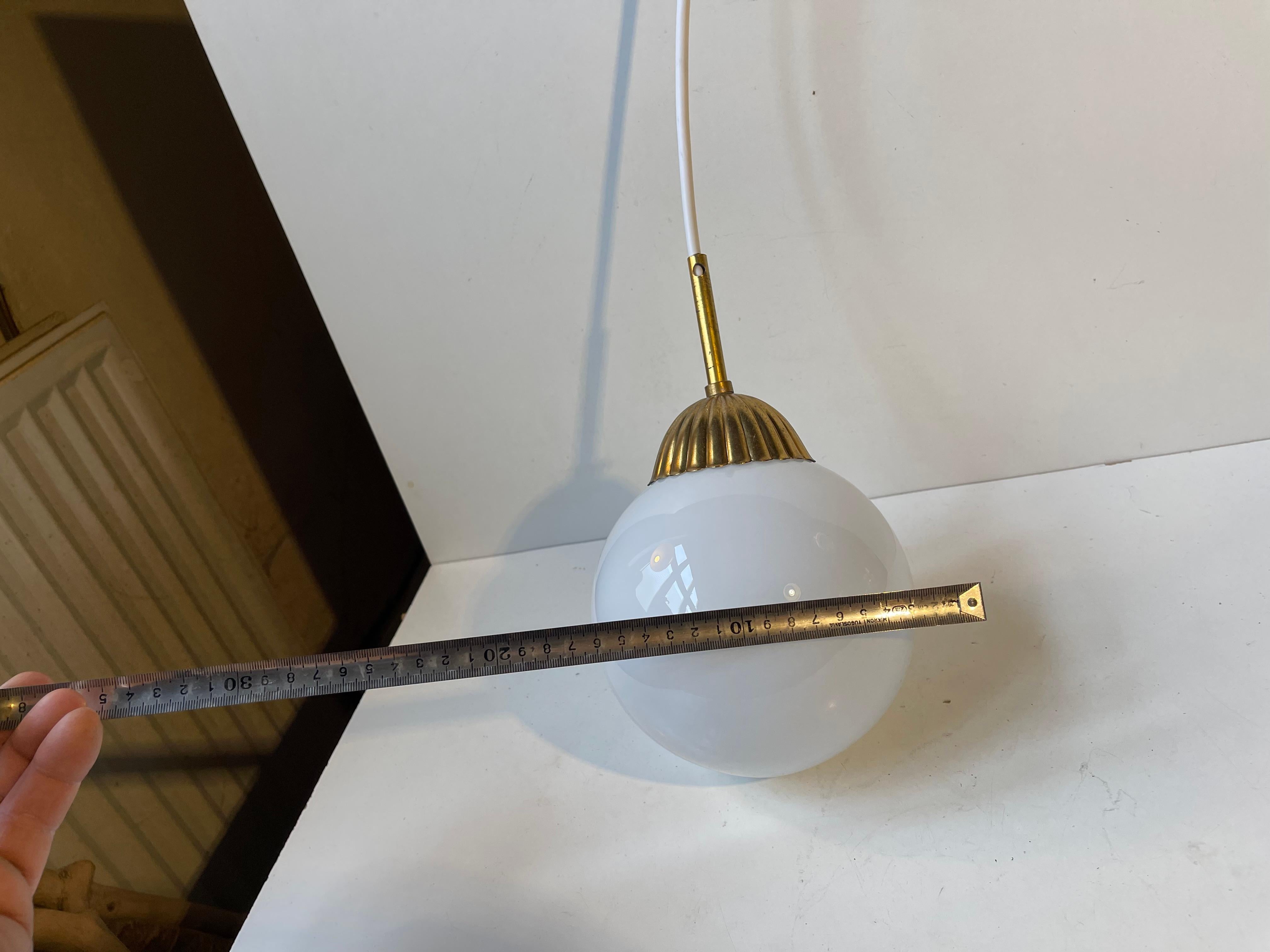 Lampada a sospensione scandinava Art Deco Globe in vetro opalino bianco e ottone in vendita 1