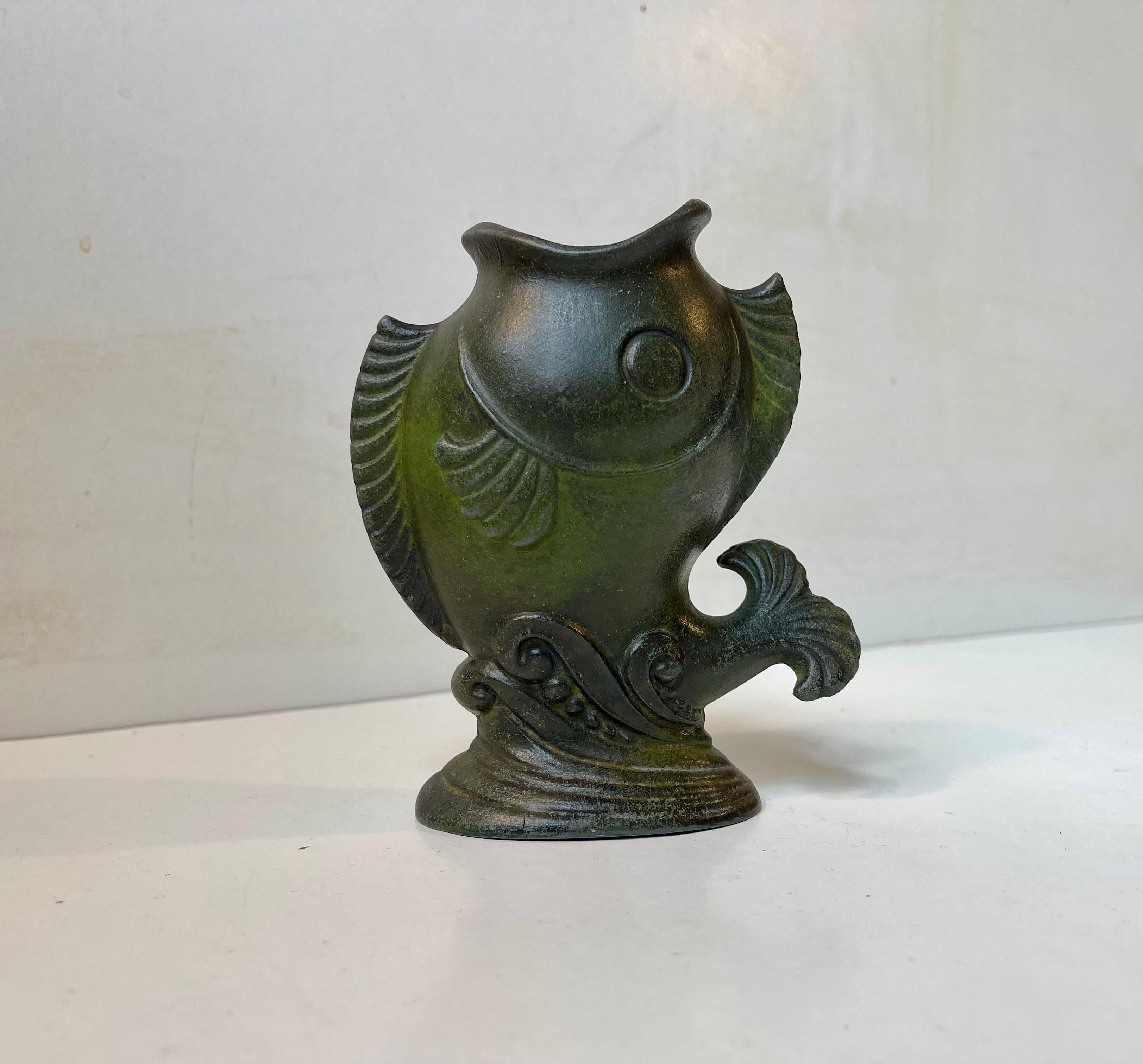 Art Déco Vaso scandinavo Art Deco con pesce Koi in metallo patinato, anni '30 in vendita