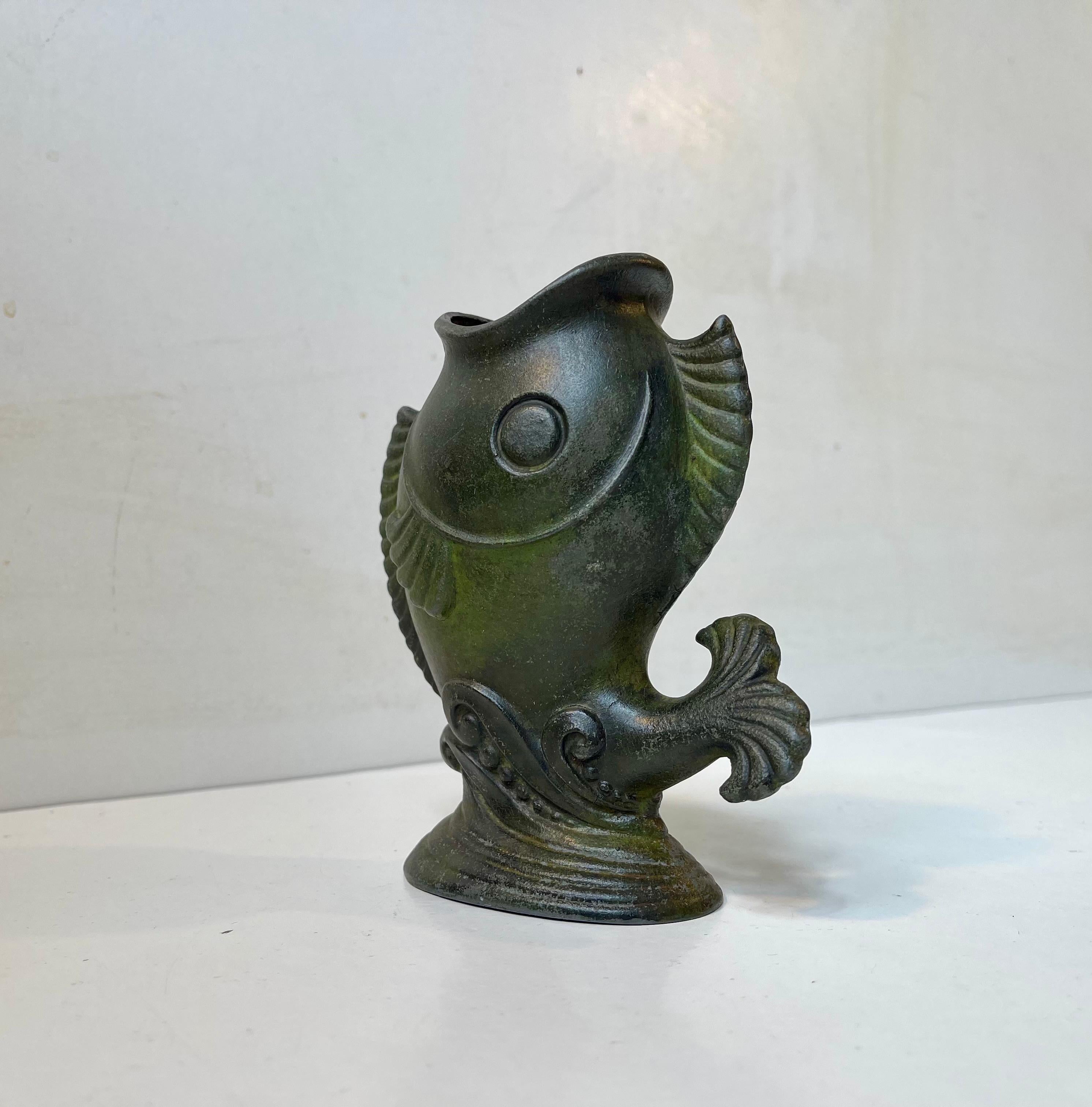 Scandinavo Vaso scandinavo Art Deco con pesce Koi in metallo patinato, anni '30 in vendita