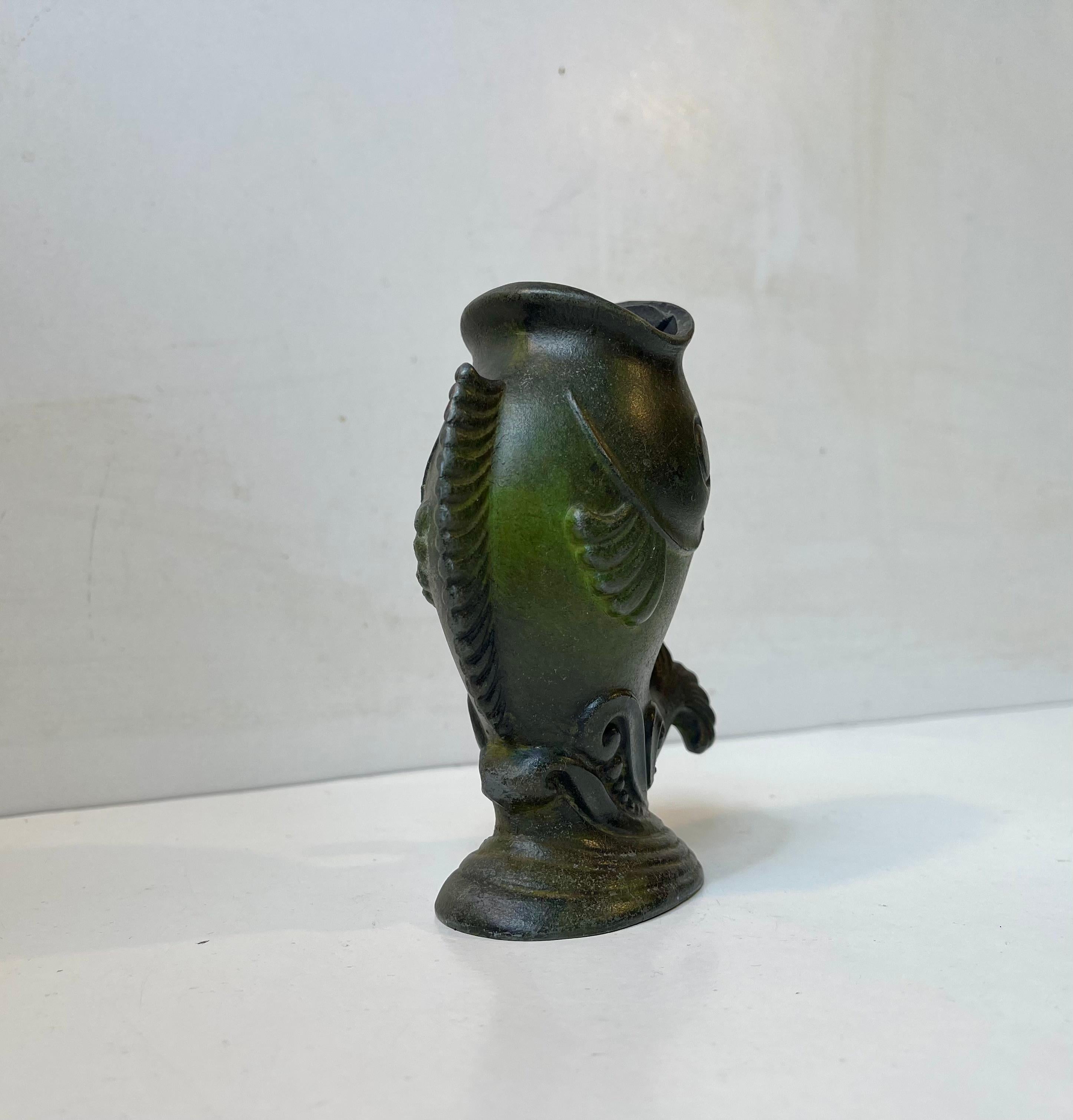 Patinato Vaso scandinavo Art Deco con pesce Koi in metallo patinato, anni '30 in vendita