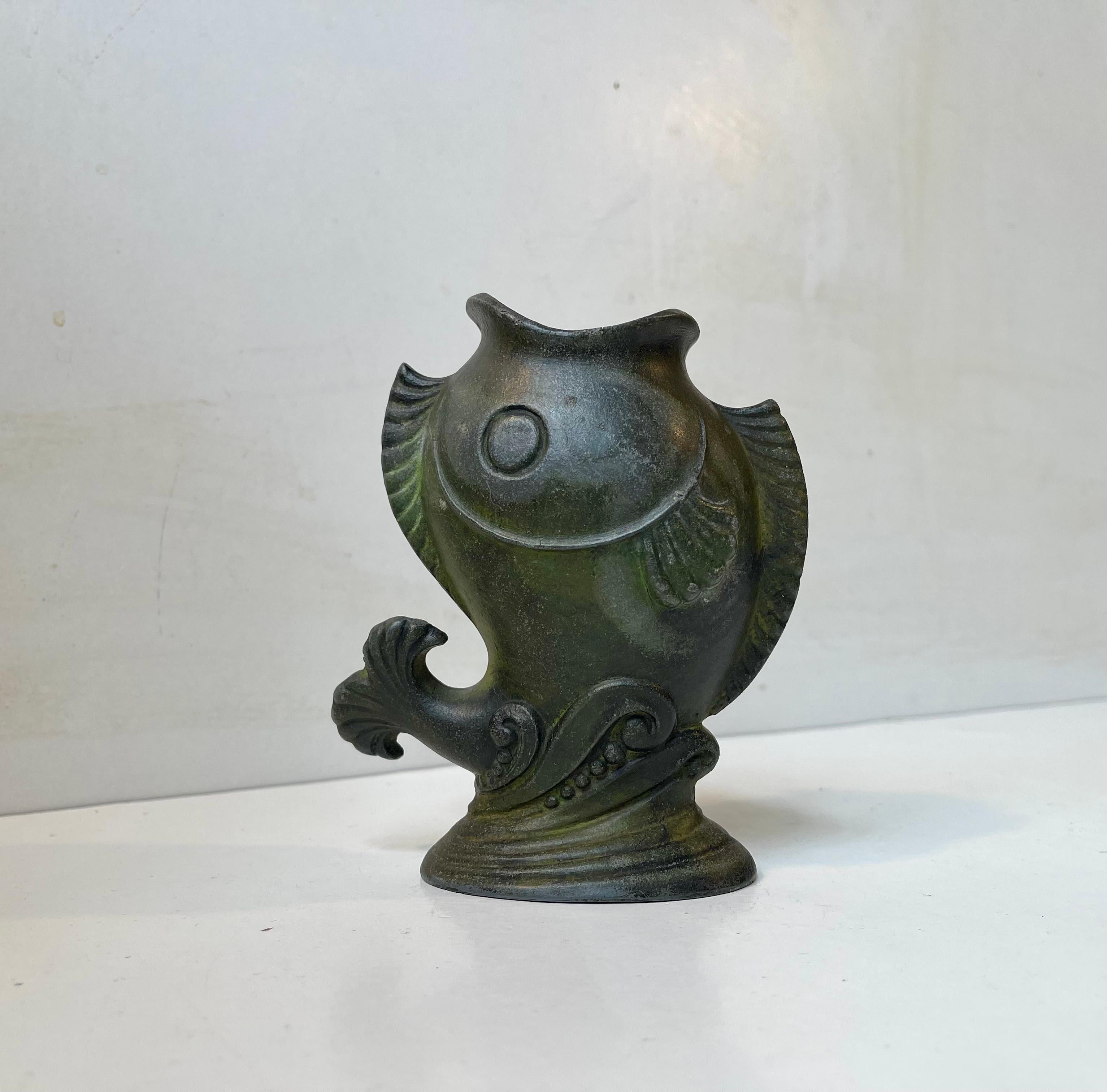 Vaso scandinavo Art Deco con pesce Koi in metallo patinato, anni '30 In condizioni buone in vendita a Esbjerg, DK