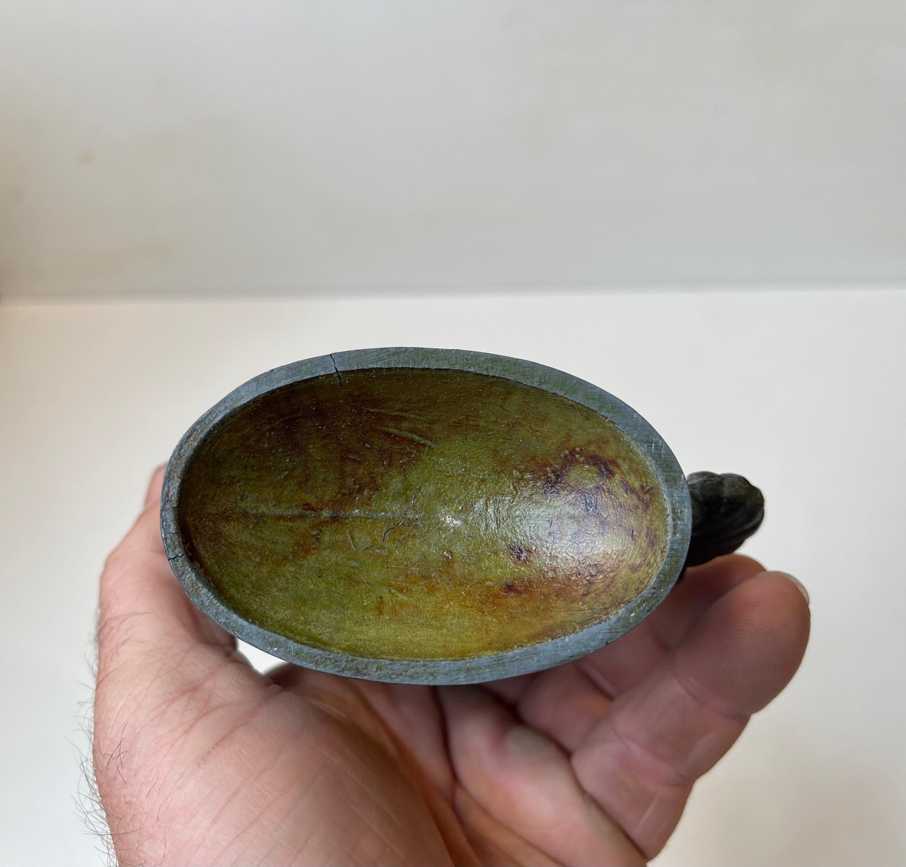 Metà XX secolo Vaso scandinavo Art Deco con pesce Koi in metallo patinato, anni '30 in vendita
