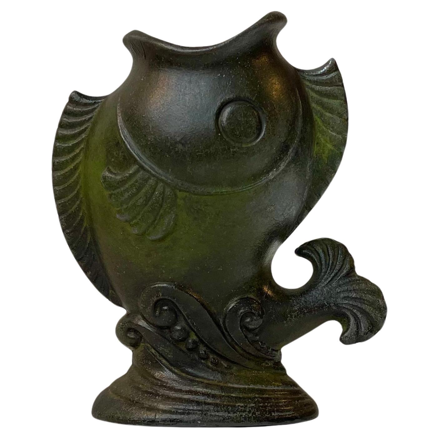 Vaso scandinavo Art Deco con pesce Koi in metallo patinato, anni '30
