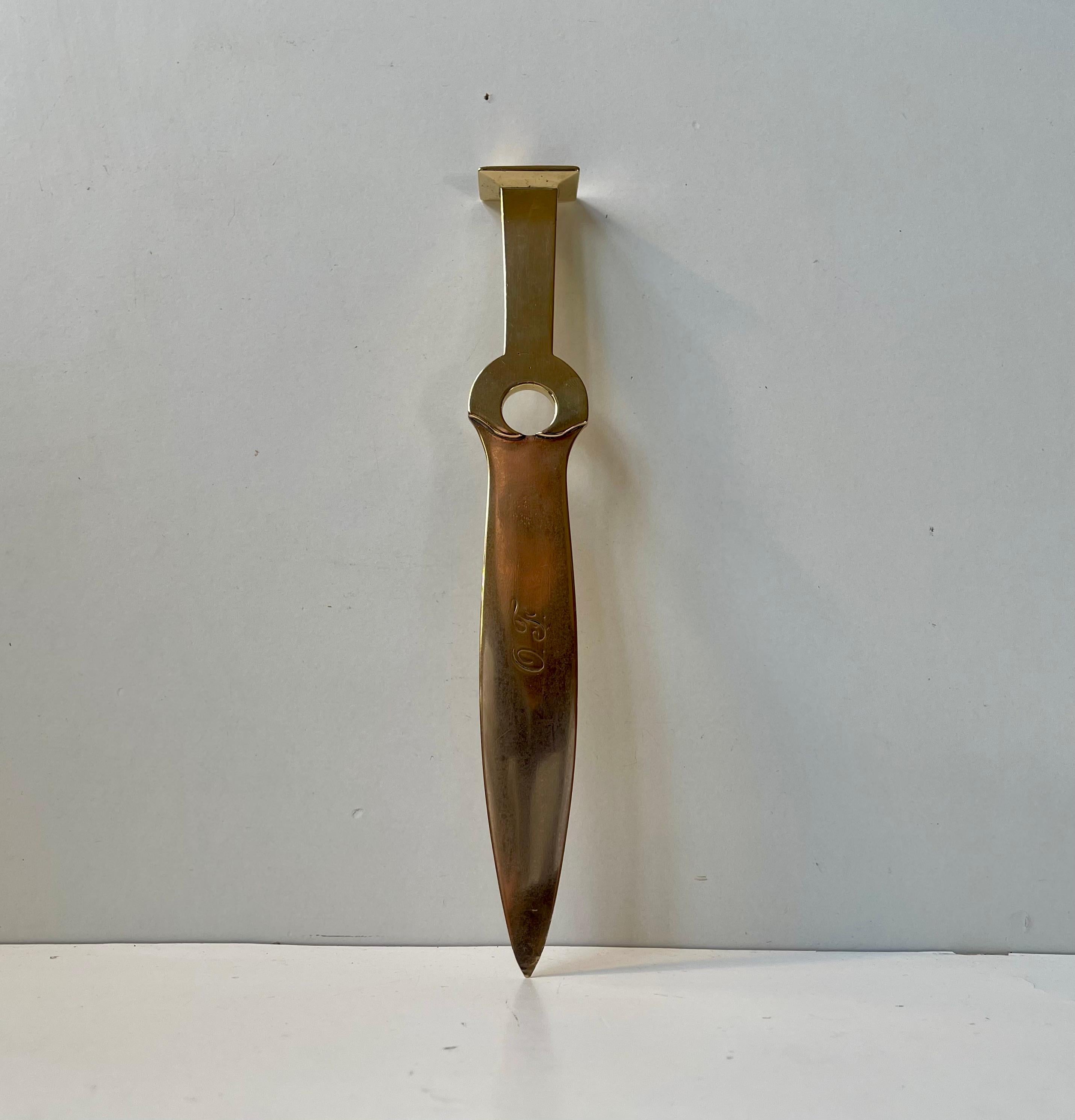 Von der Luftfahrt inspiriertes Papiermesser aus massivem Messing. Ausgeprägter Art-Déco-Stil. Es wurde in den 1920er oder 30er Jahren in Skandinavien hergestellt. Es hat die Initialen des Vorbesitzers auf einer Seite der Klinge. 

Abmessungen: L/H: