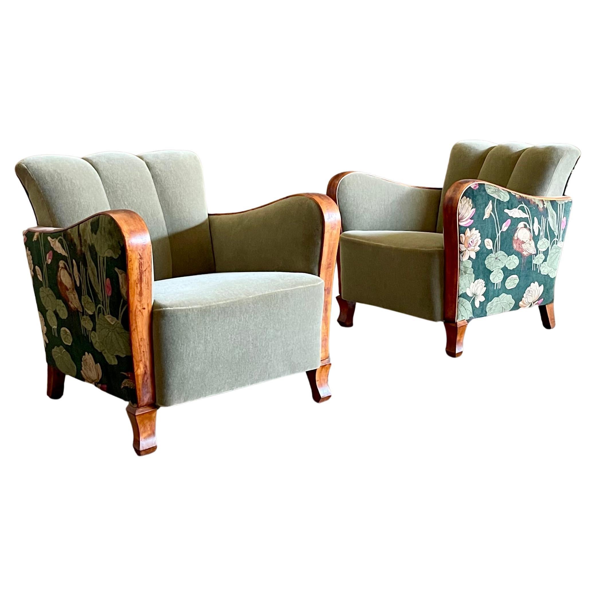 Offrez-vous le summum du luxe avec cette exquise paire de fauteuils club scandinaves Art Deco, ornés de somptueux mohair et de velours design. Le rembourrage en mohair pelucheux vous invite à vous enfoncer dans le confort, tandis que le velours