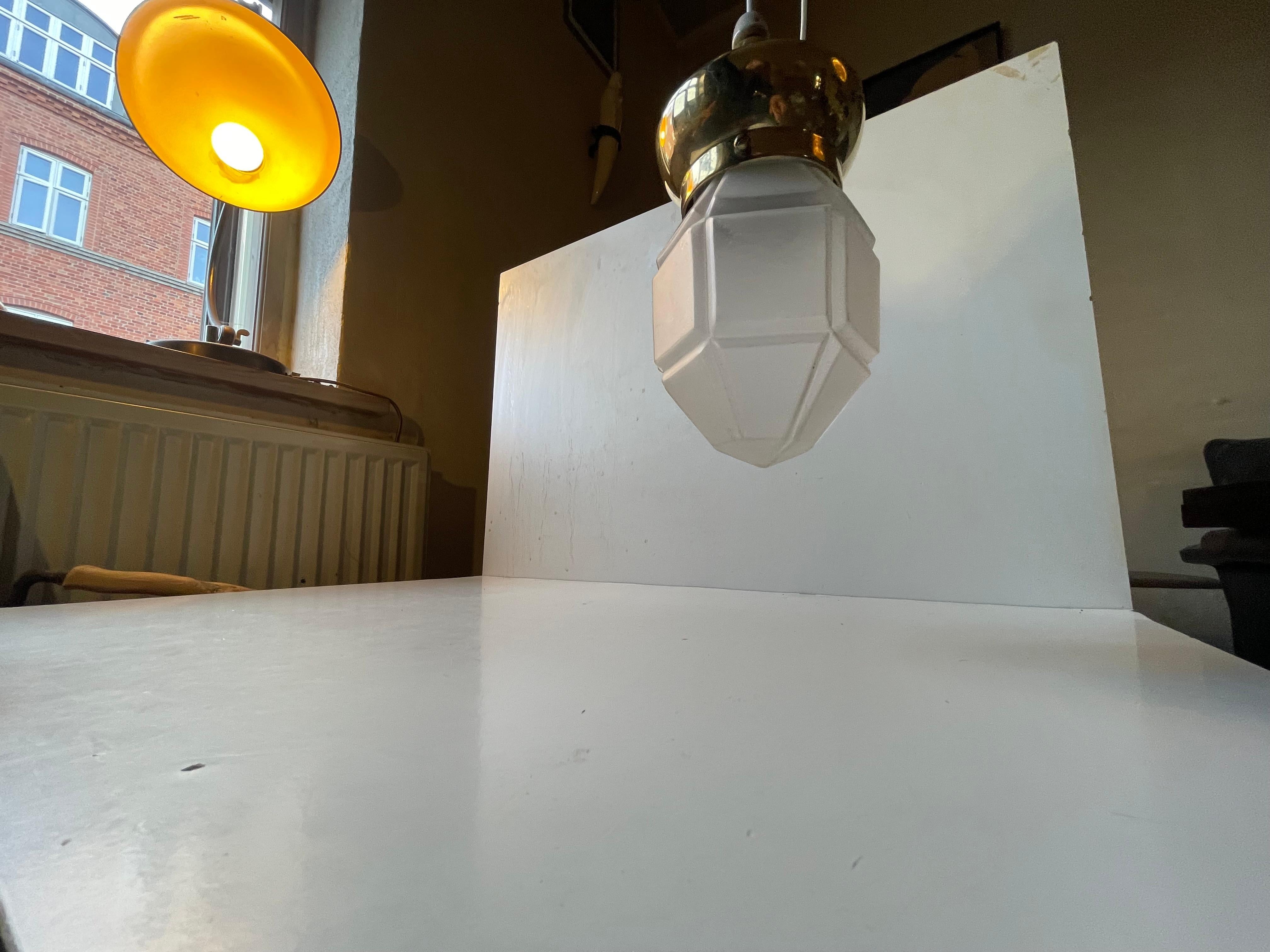 Satinato Lampada a sospensione Art Deco scandinava in ottone e vetro smerigliato, anni '30 in vendita