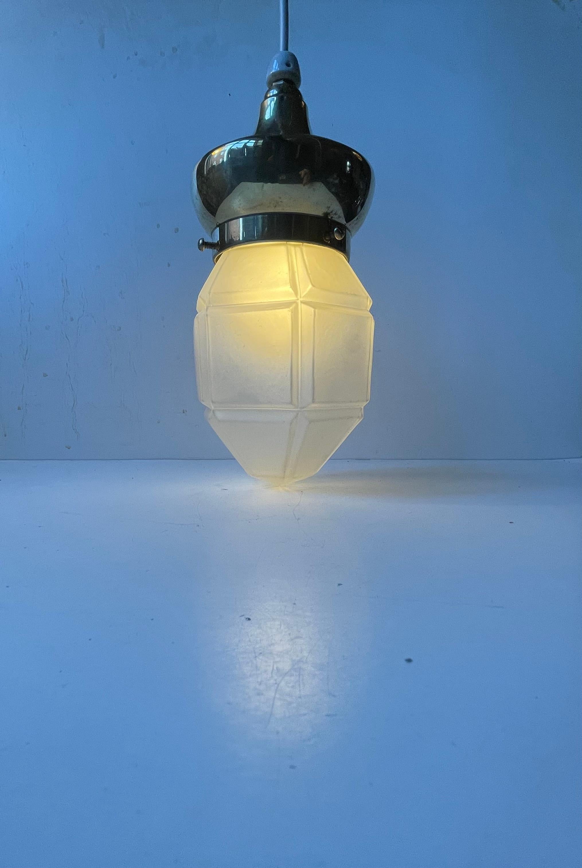 Lampada a sospensione Art Deco scandinava in ottone e vetro smerigliato, anni '30 In condizioni buone in vendita a Esbjerg, DK