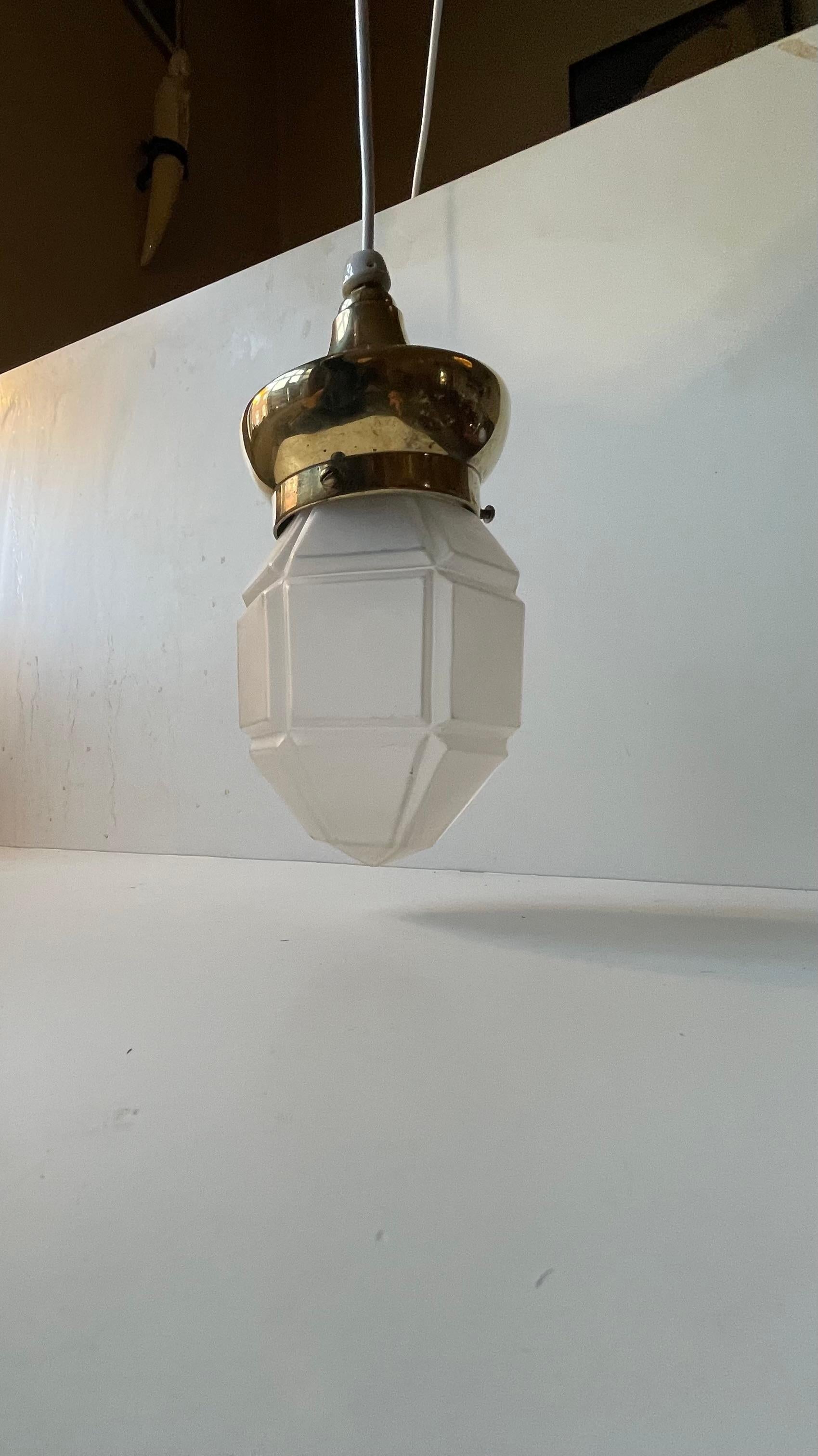 Metà XX secolo Lampada a sospensione Art Deco scandinava in ottone e vetro smerigliato, anni '30 in vendita