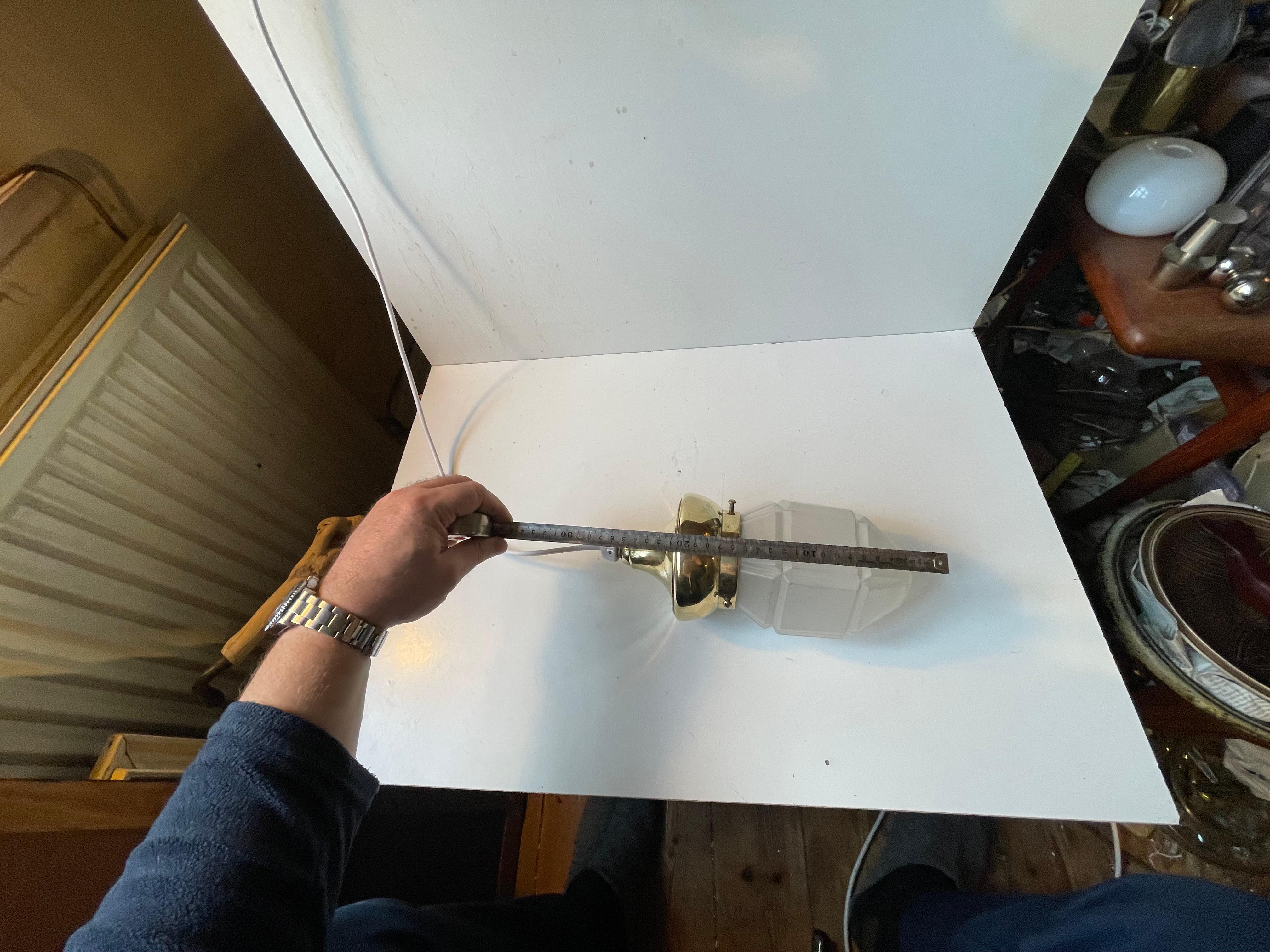 Ottone Lampada a sospensione Art Deco scandinava in ottone e vetro smerigliato, anni '30 in vendita