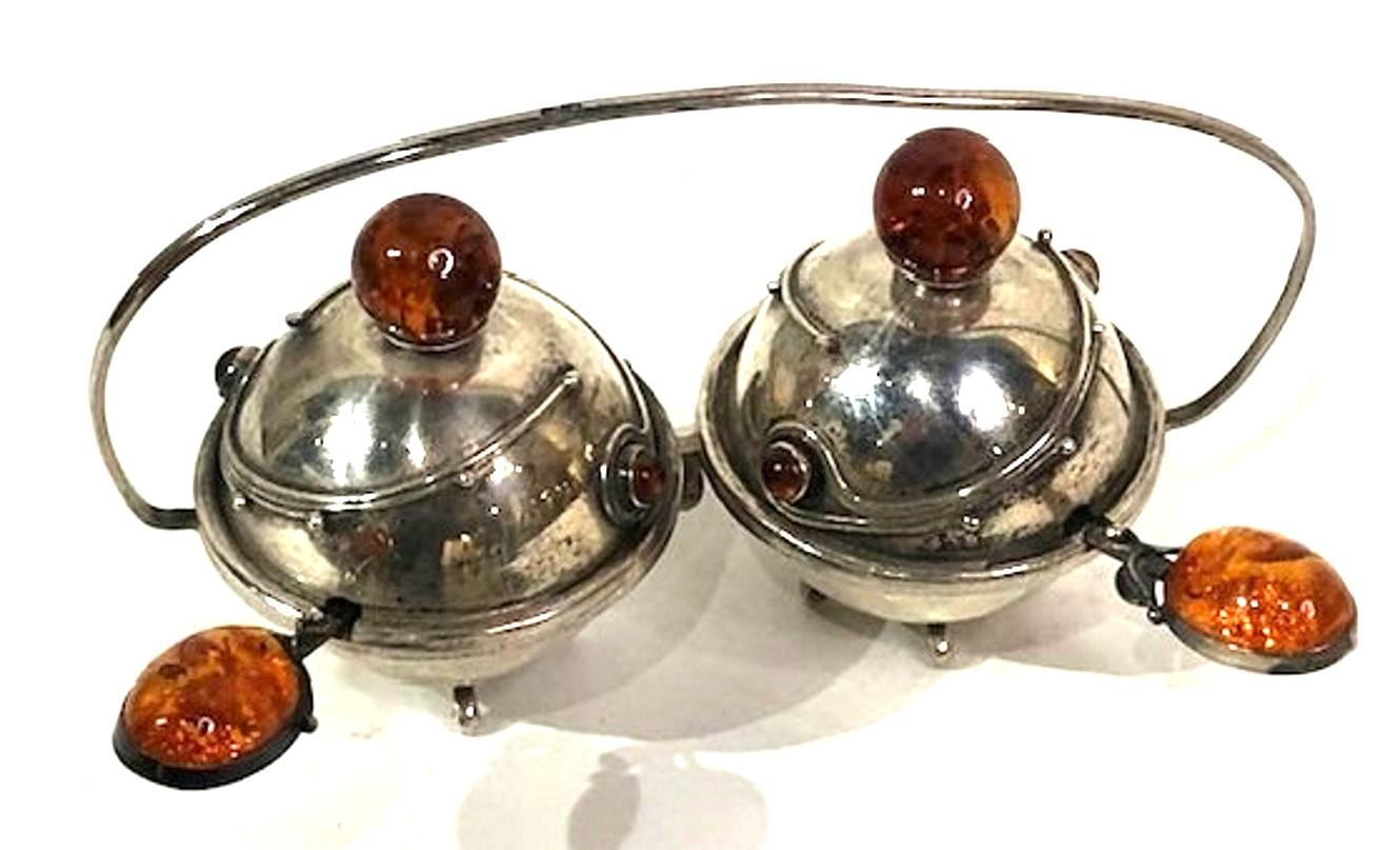 Art Deco scandinavo 
Set sale e pepe
Argento 925° e ambra
ca. 1940s

DIMENSIONI
Altezza: 2-15/16 pollici                           Larghezza: 4-15/16 pollici                           Profondità: 3-1/4 pollici

CIRCA
Questo set di sale e pepe