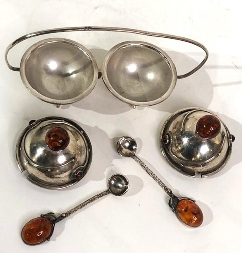 Fatto a mano Set di sale e pepe in argento e ambra Art Deco scandinavo, 1940 ca. in vendita