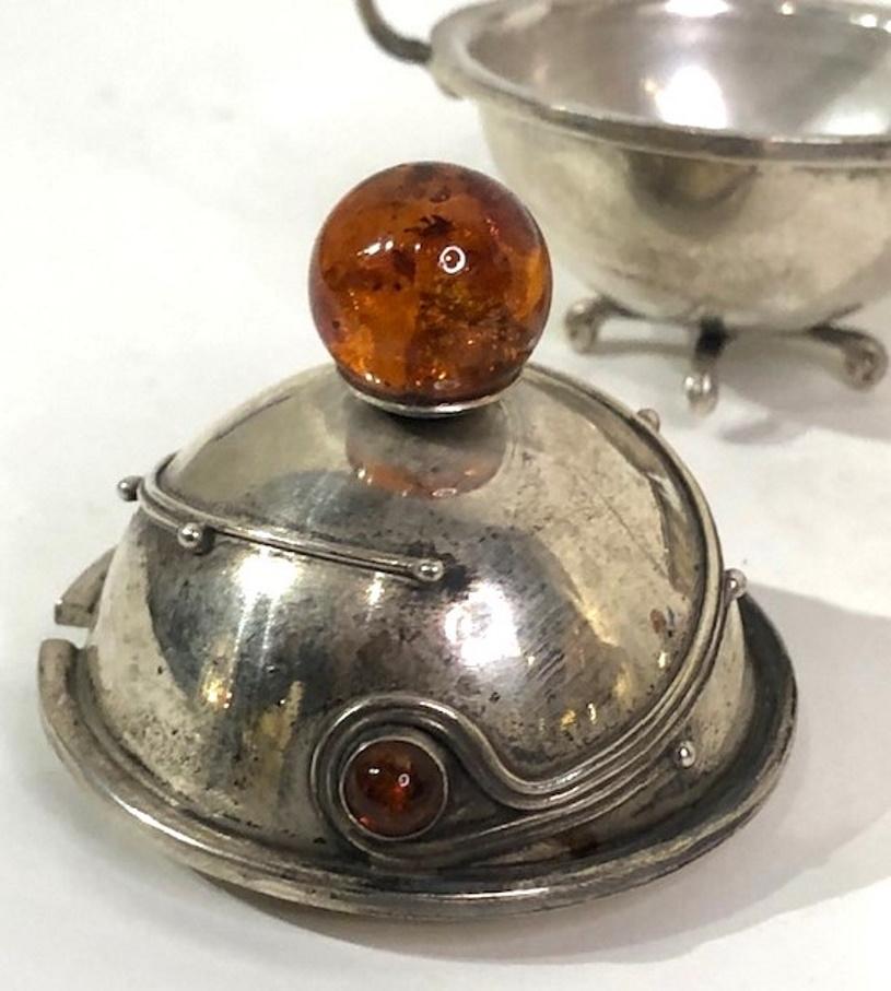 Set di sale e pepe in argento e ambra Art Deco scandinavo, 1940 ca. In condizioni buone in vendita a New York, NY