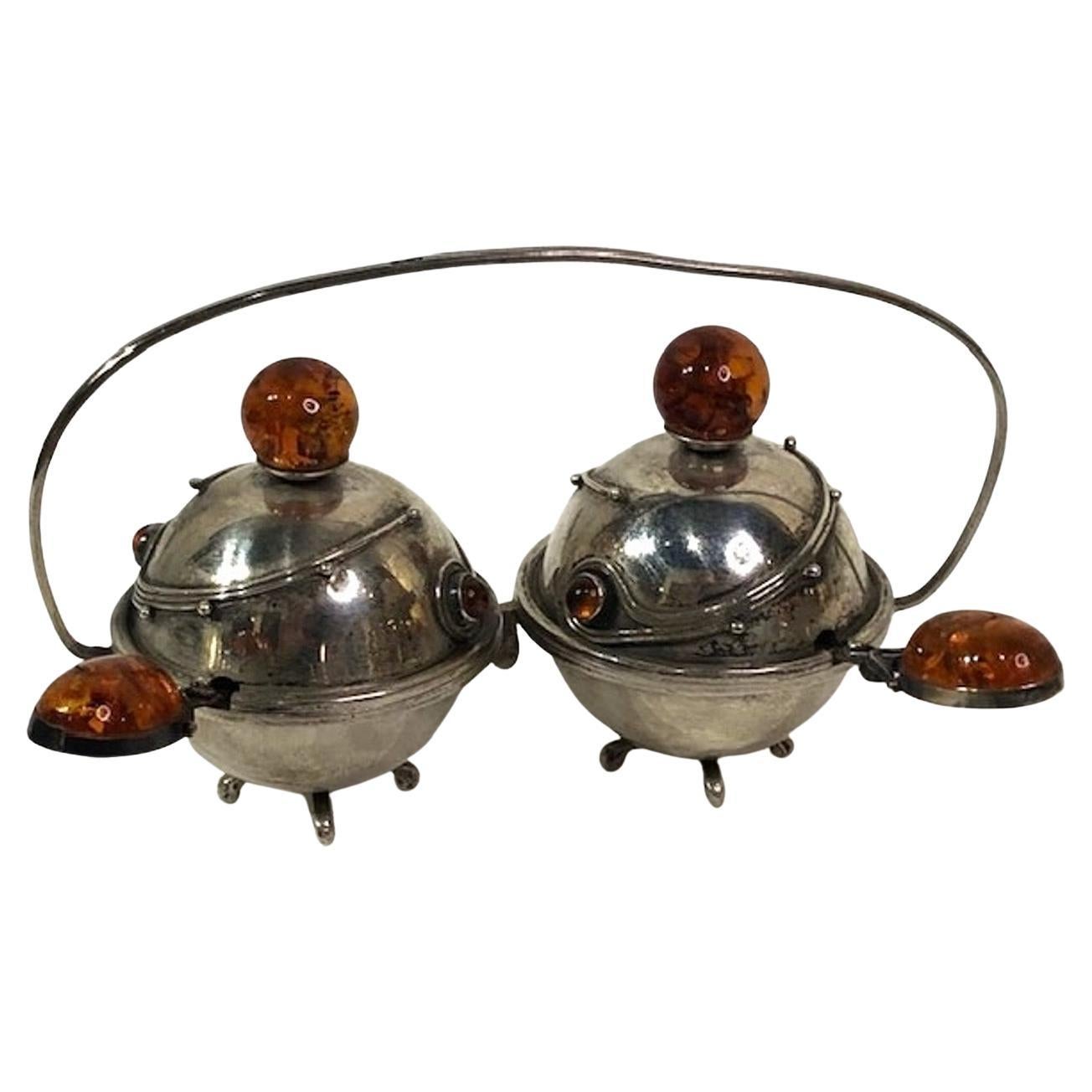 Set di sale e pepe in argento e ambra Art Deco scandinavo, 1940 ca.