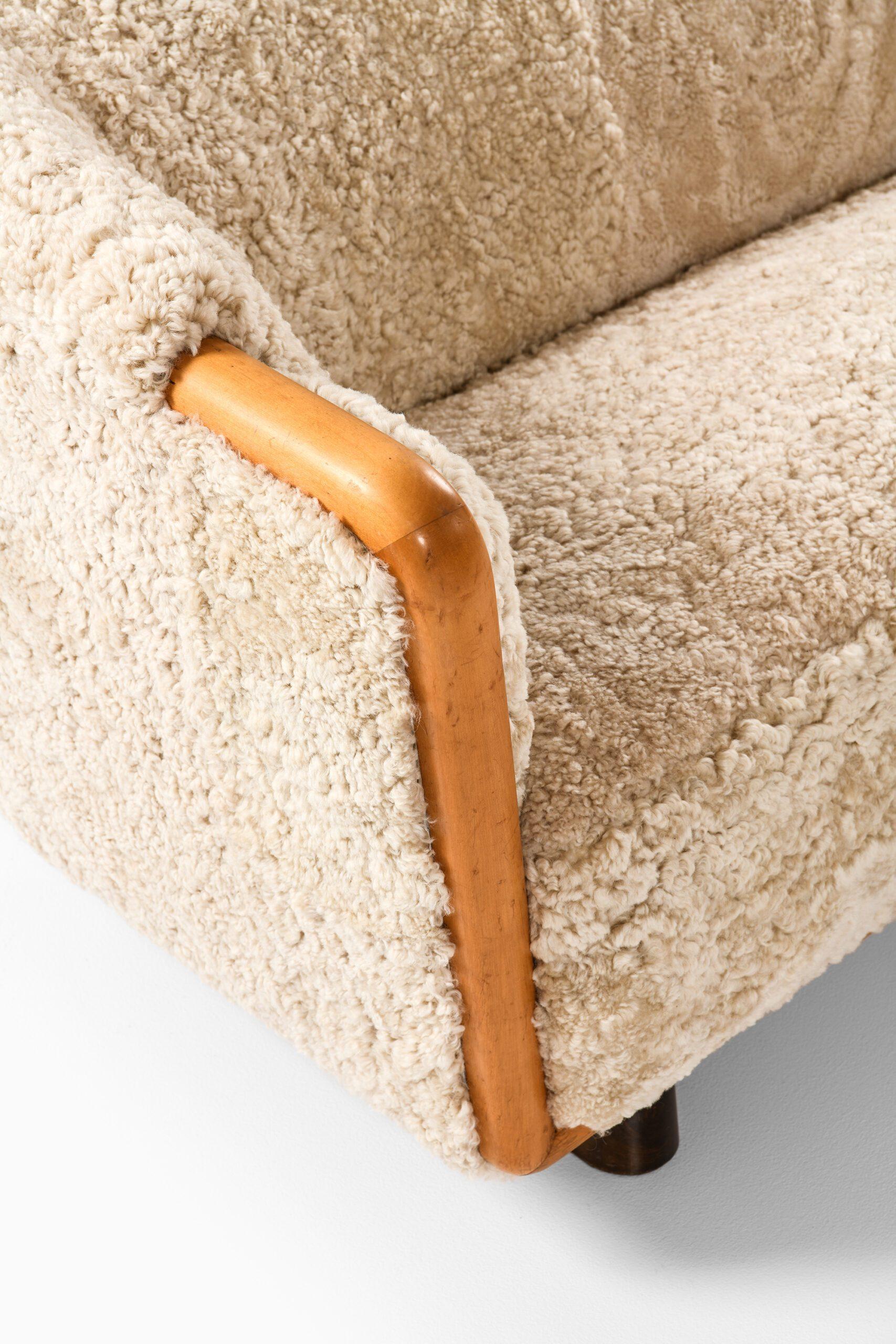 Canapé scandinave Art déco en bouleau et peau de mouton, années 1930 Bon état - En vente à Limhamn, Skåne län
