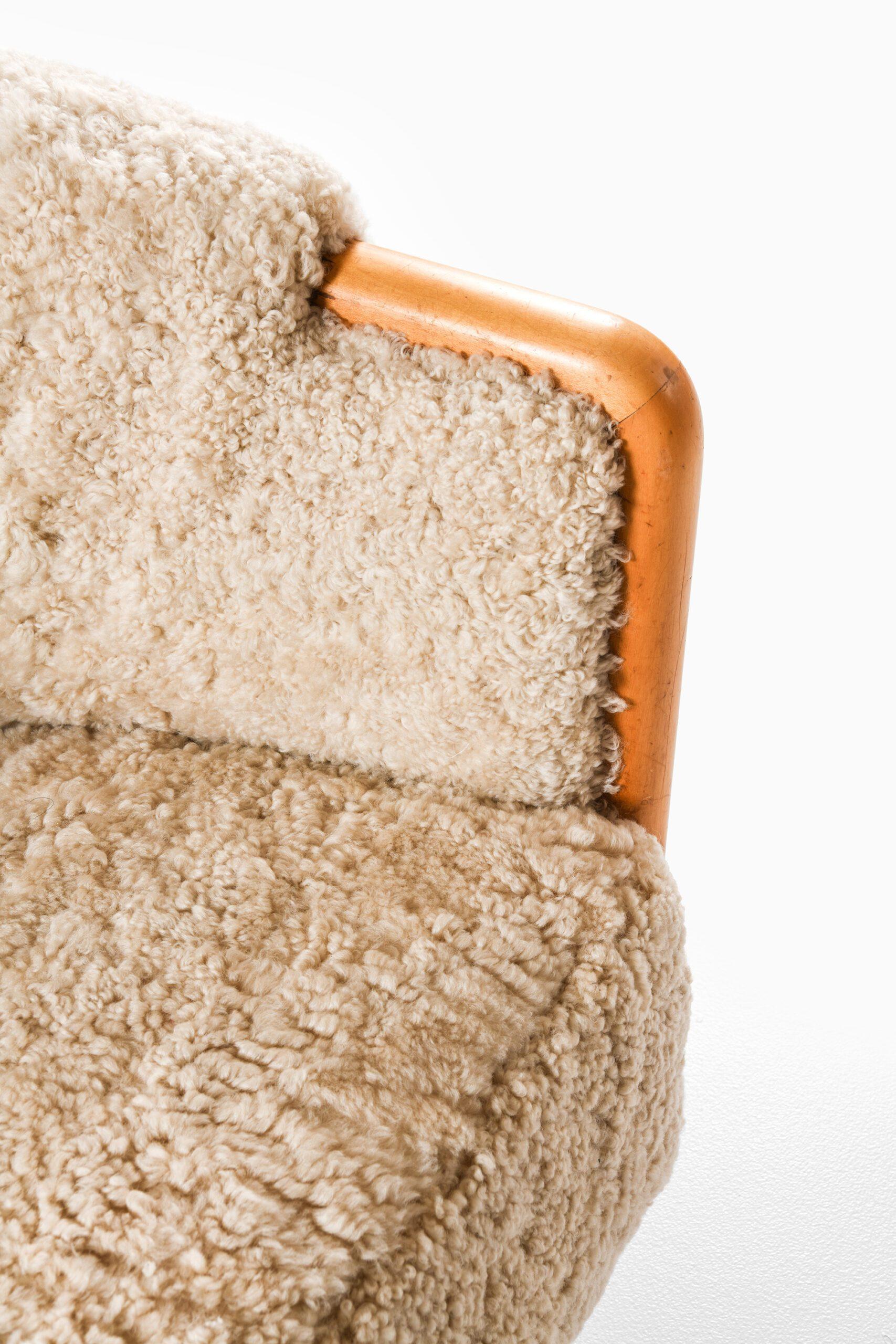 Milieu du XXe siècle Canapé scandinave Art déco en bouleau et peau de mouton, années 1930 en vente