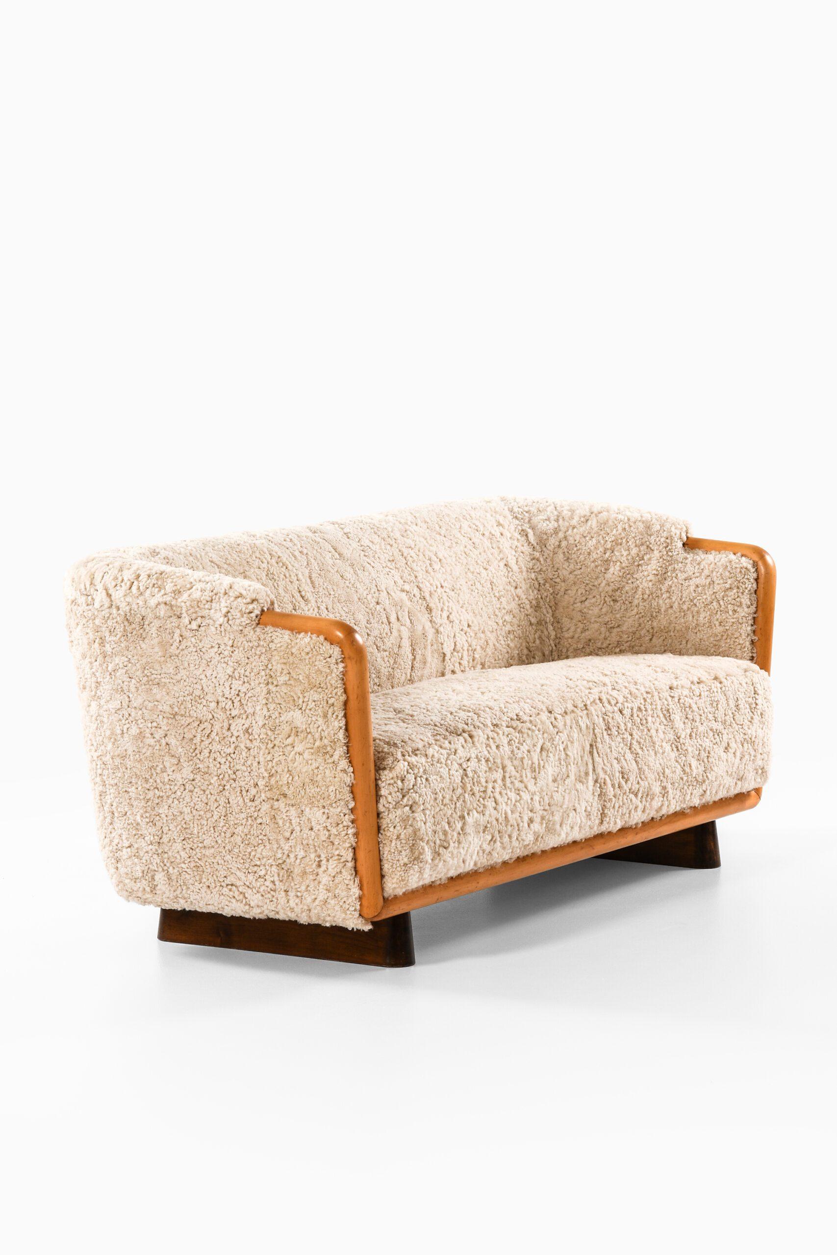 Canapé scandinave Art déco en bouleau et peau de mouton, années 1930 en vente 1