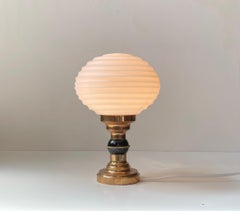 Skandinavische Tischlampe im Art-Déco-Stil aus Bronze und geriffeltem Orb-Glas