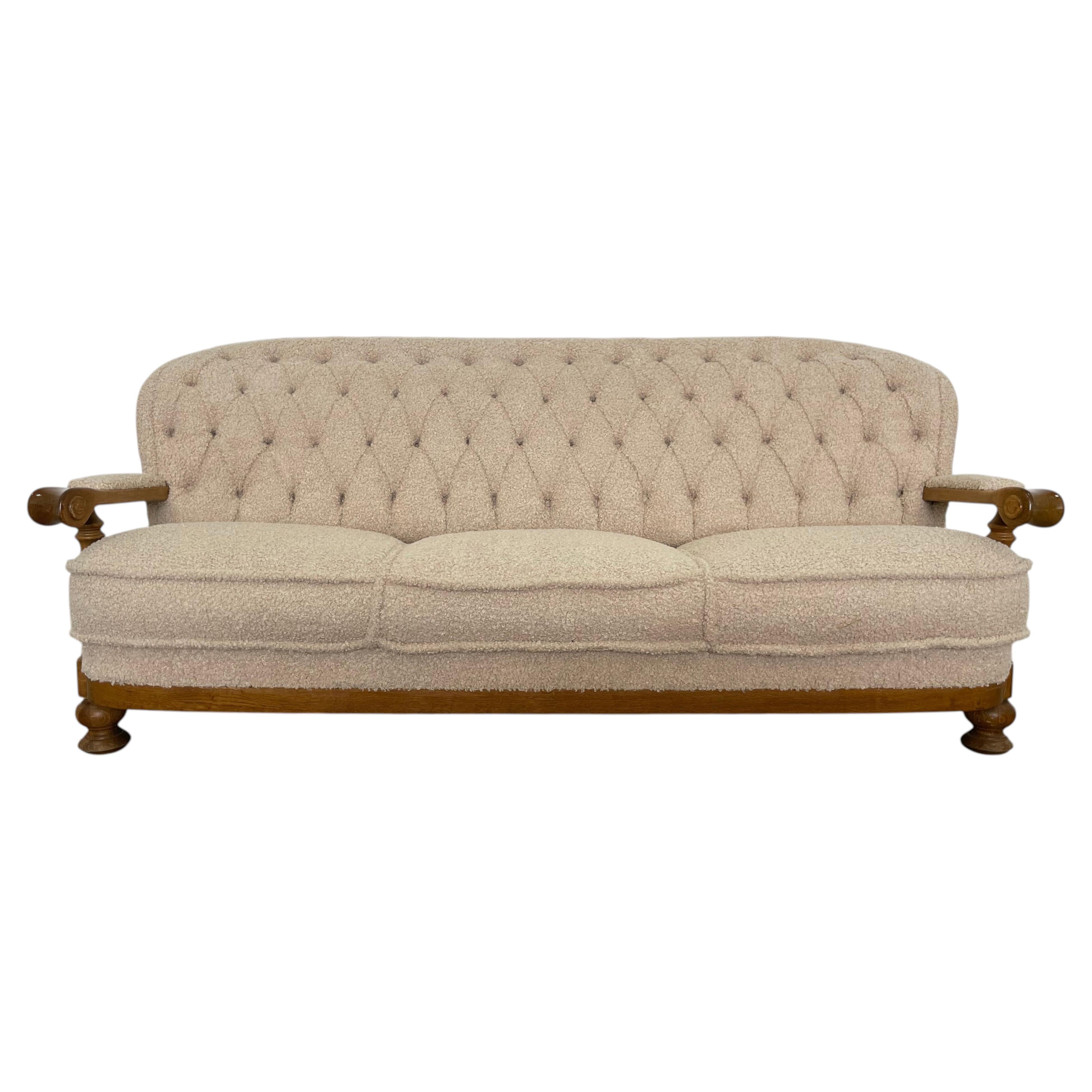 Sofá de tres plazas estilo Art Decó escandinavo, Bouclé beige, años 50
